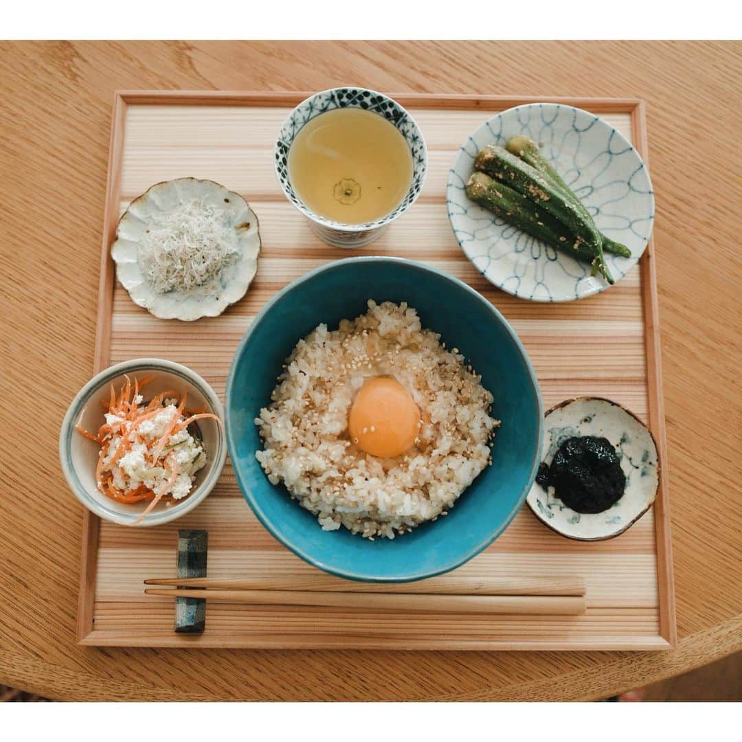 高山都さんのインスタグラム写真 - (高山都Instagram)「朝走りながら、炒飯にするか卵かけご飯にするかずっと悩んでた。 (ちっちゃ) たいてい、走ってる時は食べることをぼんやり考えている。 途中で友達に会って、ジョインしたら結局10km！気持ちよかった！ 玄米に、ちょっと良い卵と、美味しいごま油と美味しい海苔の佃煮と、ちりめんと、いり胡麻。 卵かけご飯の定番は、お醤油だと思うのだけど、子供の頃からうちは胡麻とごま油とお醤油、それに韓国海苔でした。今日はそのアレンジ。この組み合わせもとても良かったのでオススメです。 青い丼は @ishii_chang いしこの作品。 オクラをいれたのは @bunshogama のデッドストック @hisakonamekata がキュレーションする伊勢丹でのポップアップで購入したもの。」9月13日 10時28分 - miyare38