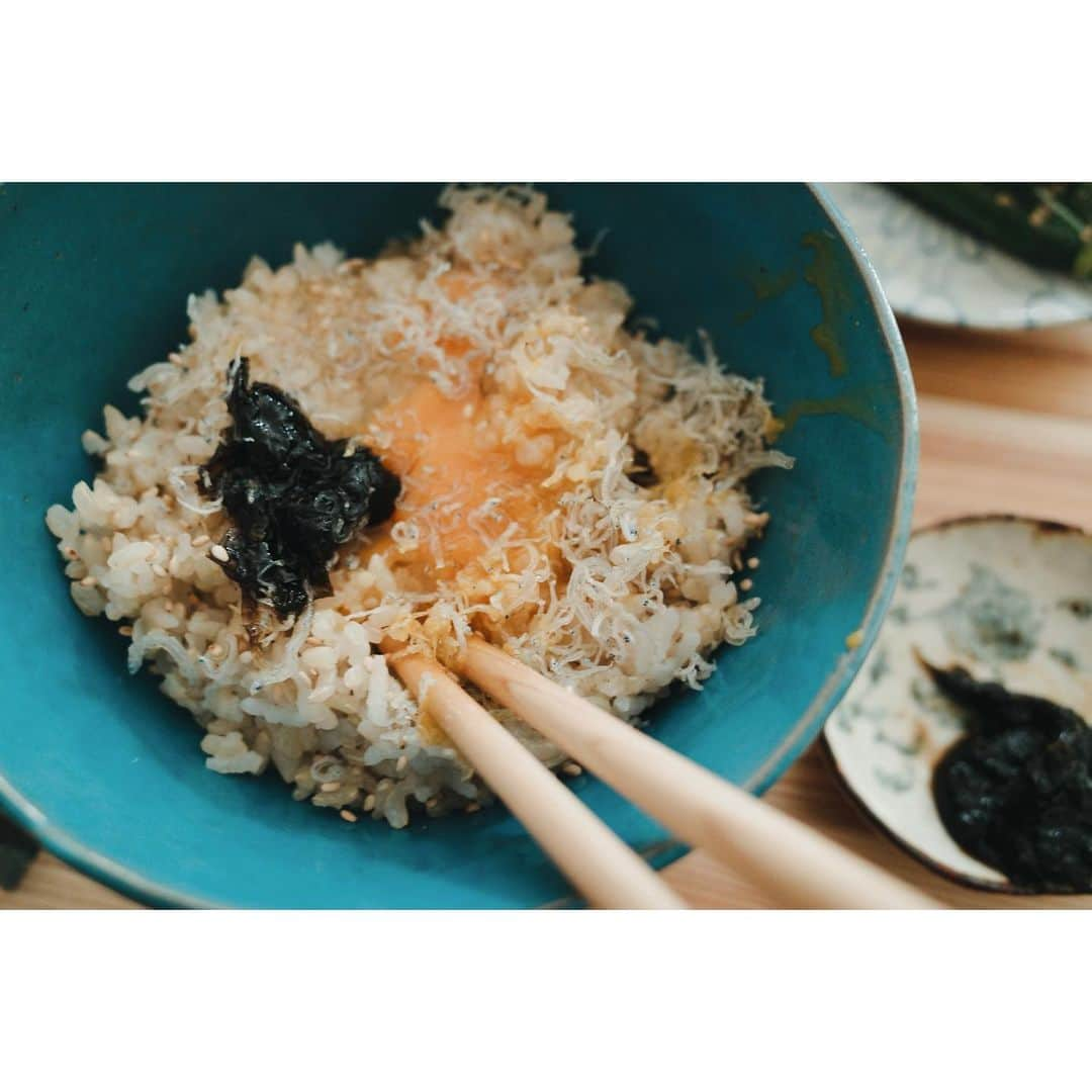 高山都さんのインスタグラム写真 - (高山都Instagram)「朝走りながら、炒飯にするか卵かけご飯にするかずっと悩んでた。 (ちっちゃ) たいてい、走ってる時は食べることをぼんやり考えている。 途中で友達に会って、ジョインしたら結局10km！気持ちよかった！ 玄米に、ちょっと良い卵と、美味しいごま油と美味しい海苔の佃煮と、ちりめんと、いり胡麻。 卵かけご飯の定番は、お醤油だと思うのだけど、子供の頃からうちは胡麻とごま油とお醤油、それに韓国海苔でした。今日はそのアレンジ。この組み合わせもとても良かったのでオススメです。 青い丼は @ishii_chang いしこの作品。 オクラをいれたのは @bunshogama のデッドストック @hisakonamekata がキュレーションする伊勢丹でのポップアップで購入したもの。」9月13日 10時28分 - miyare38