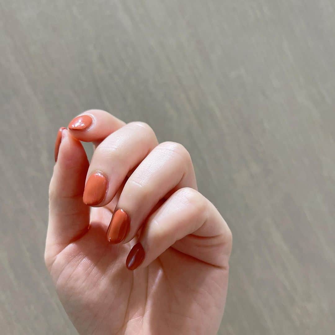 ひよんのインスタグラム：「💅🧡  ワンカラーしか出来なかった🥺 だから秋色に変更❣️ この色は何ていう色なの？🤭笑  #ひよん」