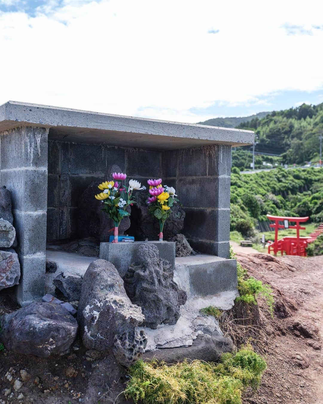 SHOCK EYEさんのインスタグラム写真 - (SHOCK EYEInstagram)「山口県長門にある元乃隅稲成神社は、千本鳥居が鮮やかな景観の素晴らしい神社さん⛩  ここは、外国人の評価がきっかけで一躍有名になった場所で、そこから国内外問わず、多くの参拝客が訪れるようになったみたい。  そもそもここの断崖は、「竜宮の潮吹き」と言われ、昭和9年8月に国指定天然記念物および名勝に認定されてた場所で、素晴らしい場所なんだけど、  そんな逆輸入パターンで再評価されて、、山口県観光の救世主になるなんて、、本当凄い！＾＾  とにかく思ったのは、 僕らが僕らの住む国のことをもっともっと知って、好きになって、海外に誇れる場所を一つでも多く、紹介して、保全して、みんなで大切にしていけたら良いなあ、ってこと。  まだまだ世の中に知られていない、素晴らしい場所は沢山あるはずだもんね。  最後の写真、ここの鳥居に備え付けられたお賽銭箱。 どうやら入れるのがとても難しいみたいで、うまく入れられたら、願いが叶うとか、、  是非やってみては✨  てか、とにかく海風、波音が本当に気持ち良い場所でした🙏✨  #元乃隅神社 #元乃隅稲荷神社 #motonosumiinari #inari #inarishrine #shrine」9月13日 10時43分 - shockeye_official