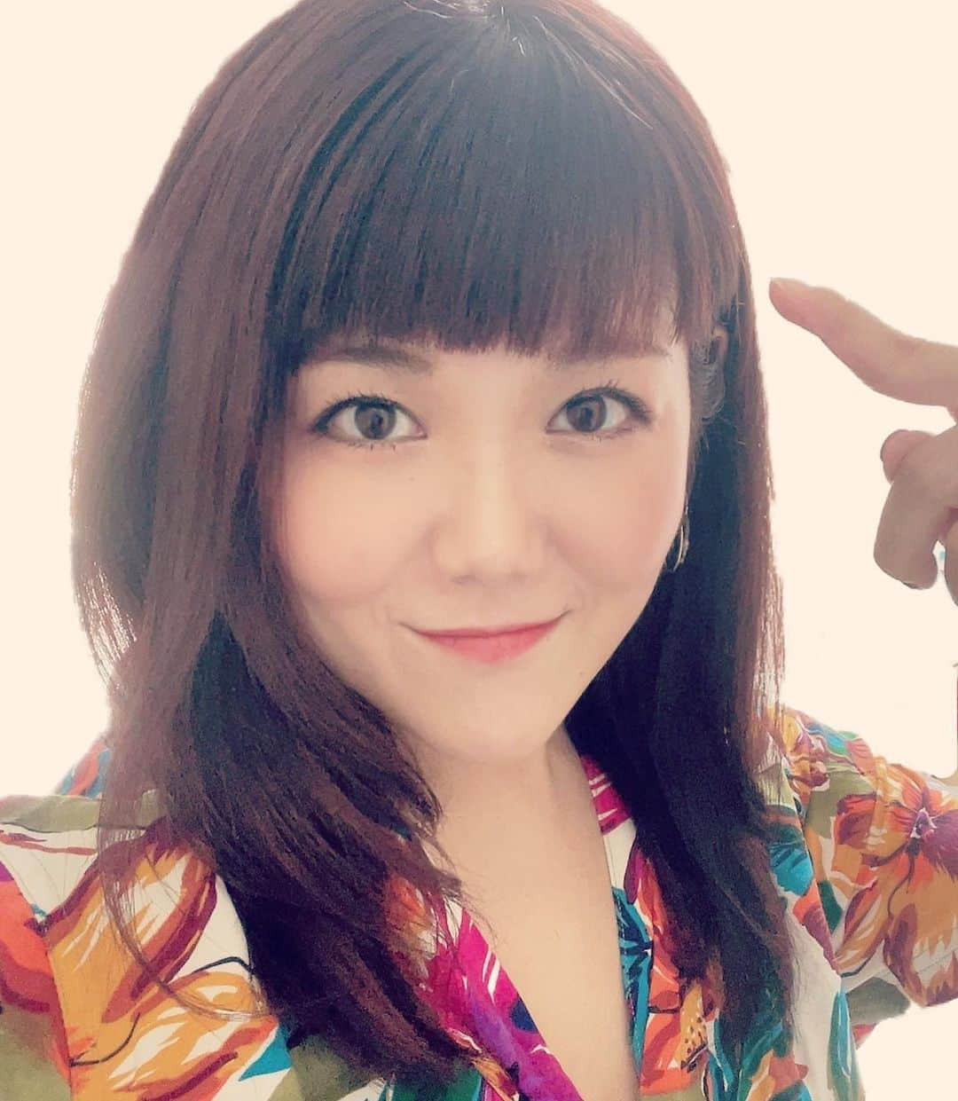 優妃のインスタグラム：「オン眉リターンズ！！！  伸ばそうと地道に伸ばしています前髪ですが、、、今の私に似合わない&生活面においてお邪魔な事が多いので、去年気に入ったベイビーばんを復活させました😆😆😆✂️  ①枚目　今年 ②枚目　最近  前髪長いとつい首が傾いちゃうし、視界悪いし、頭振って前髪肩に追いやるみたいな動作増えるし、首凝りたくないし、そもそもマスクで隠れるのに目元までよく見えないってなんかやだなーー😗😗とおもって😁  結果、切って良かった💕💕 #Bettie さん、いつも私の複雑な言い分を理解してくれてカットして下さりありがとうございます✂️⭐️  大変大変大変長らくお待たせしてしむしましま💦😳 今日、お昼の12時に「ゆぅちゃんズチャンネル」You tube第二弾、「BMX バニーホップ1時間で習得チャレンジ」を公開致しますので是非ご覧下さい🖥🙆‍♀️🚲  ◆ゆぅちゃんズちゃんねる https://youtu.be/NKyDiTUryQg  達成できなかったら裕右くんがお風呂掃除やる！！って頼んでもいないのに背水の陣を敷いてくれんだけど、、、ほんとに期待していいのかな？😇😇💕男に二言はないよね😇💕と期待に胸を膨らませ、満を持してチャレンジ開始🎉  YouTuberさん達のような面白い動画を作る力は皆無ですが、、！私たちの楽しい雰囲気が伝われば嬉しいです☺️✨  今日は晴れ間がみえて嬉しいね〜〜〜🌈☀️いいことあれー😆❣️  #優妃 #オン眉 #ヘアカット　　　#actress #babybangs #brownhair #redhair #杉山裕右 #ゆぅちゃんズちゃんねる  #バニーホップ　#bmx #bunnyhop #」