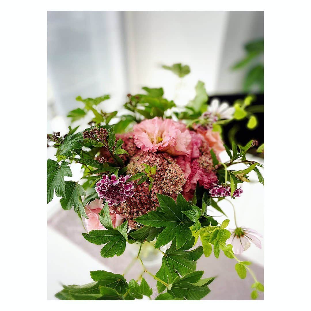 望月理恵さんのインスタグラム写真 - (望月理恵Instagram)「フローリスト @atsushi_taniguchi  さんによるオンラインレッスン  先生の作品とは、なんか違うけどw もっと上手くなりたいけど、、、 お花を生けるのは楽しいです。  ＃すてきなお花屋さん #アイロニー  #アイロニーブーケ  #アイロニーレッスン  @atsushi_taniguchi  #人気フローリストの谷口さんの インスタライブも楽しいです。」9月13日 11時47分 - mochiee28