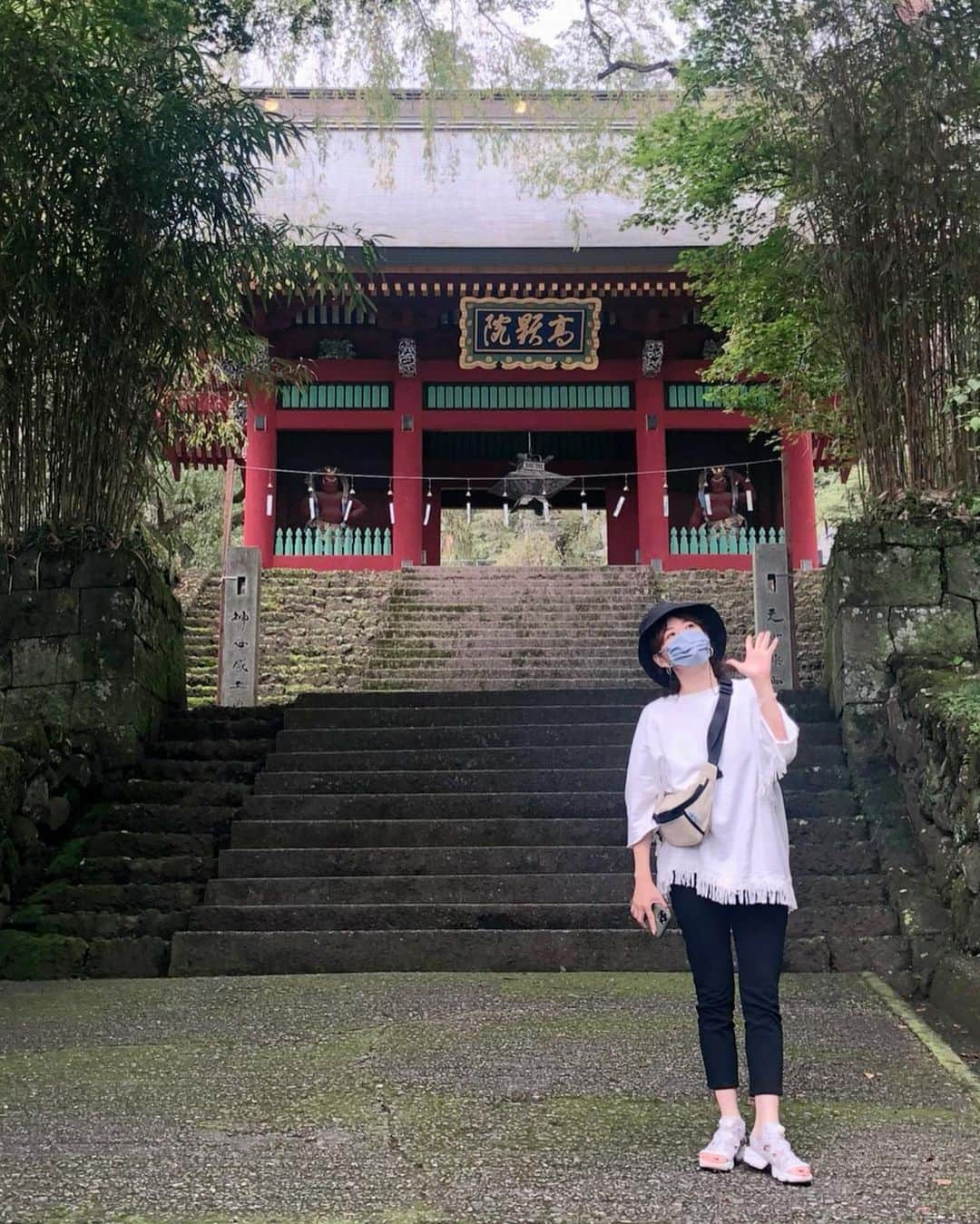 鈴木砂羽さんのインスタグラム写真 - (鈴木砂羽Instagram)「2日目 妙義山へ⛰ 🚙💨 妙義神社から中之嶽神社（日本一の大黒様がいらっしゃる！） コースです。  妙義神社、中之嶽神社ともに とにかく石の階段階段、また 階段！！登りますねぇ。。 だって山を切り崩して お祀りしてるんですものね。 そりゃあ登りますわ。 いえ、 登らせていただきますとも😸  とにかく山の空気が澄み切ってて 本当に気持ちよかった✨  やり切った感いっぱいで 山を降りた後は、旅友.H女史と オールフリー（ノンアルコールビール） with下仁田こんにゃくおでんで乾杯🍻🍢  今回もとっても い〜いツアーでした‼️ ありがとうございます。 感謝⛩🙏🪨💫⛰✨  #群馬県 #妙義山 #妙義神社 #中之嶽神社 #日本一の大黒様 #下仁田こんにゃく #妙義ナイトキッズ #頭文字D 😁  #オールフリーの生はおいしいよ」9月13日 11時45分 - bombon_sawa