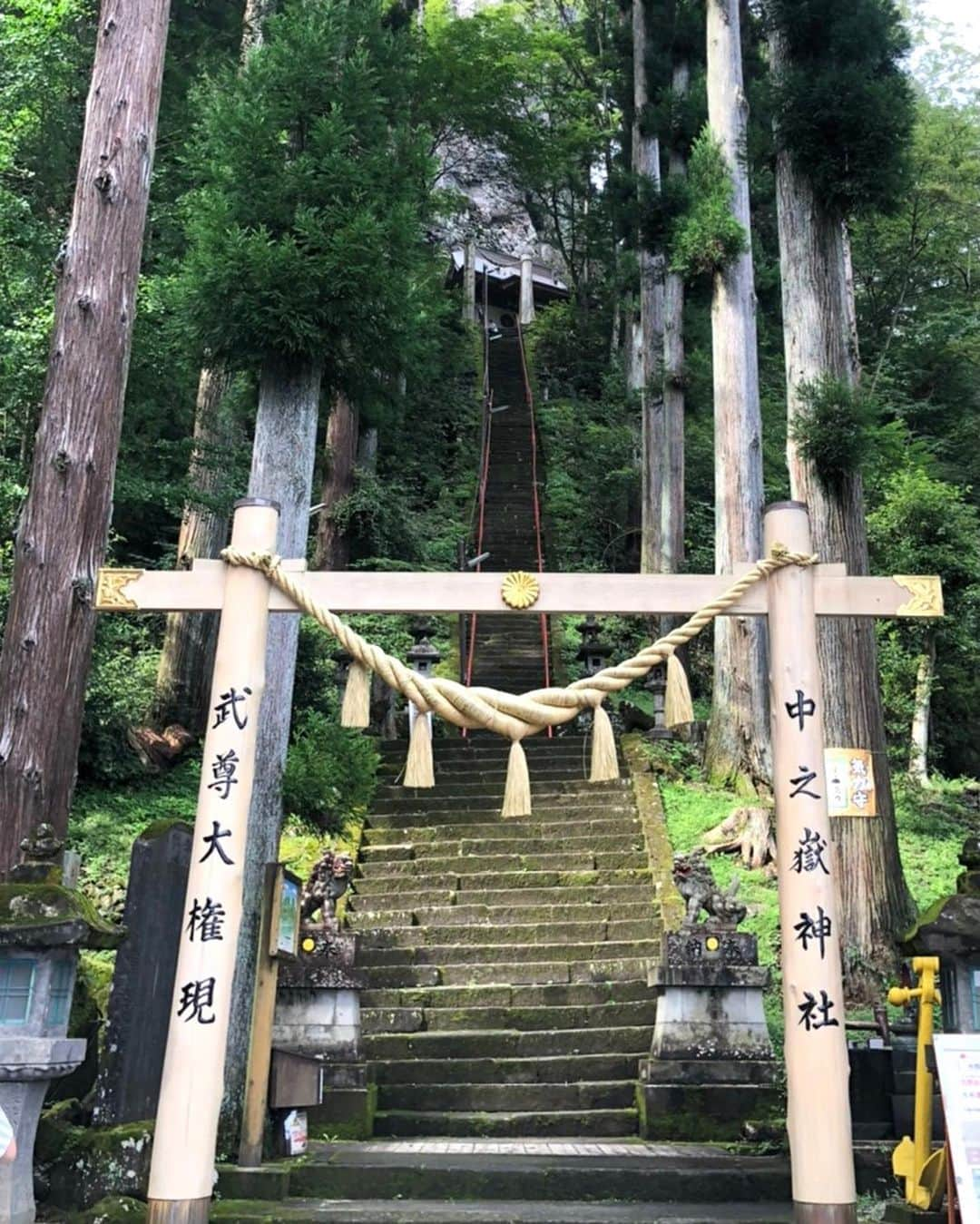 鈴木砂羽さんのインスタグラム写真 - (鈴木砂羽Instagram)「2日目 妙義山へ⛰ 🚙💨 妙義神社から中之嶽神社（日本一の大黒様がいらっしゃる！） コースです。  妙義神社、中之嶽神社ともに とにかく石の階段階段、また 階段！！登りますねぇ。。 だって山を切り崩して お祀りしてるんですものね。 そりゃあ登りますわ。 いえ、 登らせていただきますとも😸  とにかく山の空気が澄み切ってて 本当に気持ちよかった✨  やり切った感いっぱいで 山を降りた後は、旅友.H女史と オールフリー（ノンアルコールビール） with下仁田こんにゃくおでんで乾杯🍻🍢  今回もとっても い〜いツアーでした‼️ ありがとうございます。 感謝⛩🙏🪨💫⛰✨  #群馬県 #妙義山 #妙義神社 #中之嶽神社 #日本一の大黒様 #下仁田こんにゃく #妙義ナイトキッズ #頭文字D 😁  #オールフリーの生はおいしいよ」9月13日 11時45分 - bombon_sawa