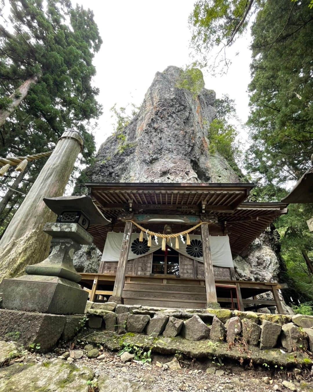 鈴木砂羽さんのインスタグラム写真 - (鈴木砂羽Instagram)「2日目 妙義山へ⛰ 🚙💨 妙義神社から中之嶽神社（日本一の大黒様がいらっしゃる！） コースです。  妙義神社、中之嶽神社ともに とにかく石の階段階段、また 階段！！登りますねぇ。。 だって山を切り崩して お祀りしてるんですものね。 そりゃあ登りますわ。 いえ、 登らせていただきますとも😸  とにかく山の空気が澄み切ってて 本当に気持ちよかった✨  やり切った感いっぱいで 山を降りた後は、旅友.H女史と オールフリー（ノンアルコールビール） with下仁田こんにゃくおでんで乾杯🍻🍢  今回もとっても い〜いツアーでした‼️ ありがとうございます。 感謝⛩🙏🪨💫⛰✨  #群馬県 #妙義山 #妙義神社 #中之嶽神社 #日本一の大黒様 #下仁田こんにゃく #妙義ナイトキッズ #頭文字D 😁  #オールフリーの生はおいしいよ」9月13日 11時45分 - bombon_sawa