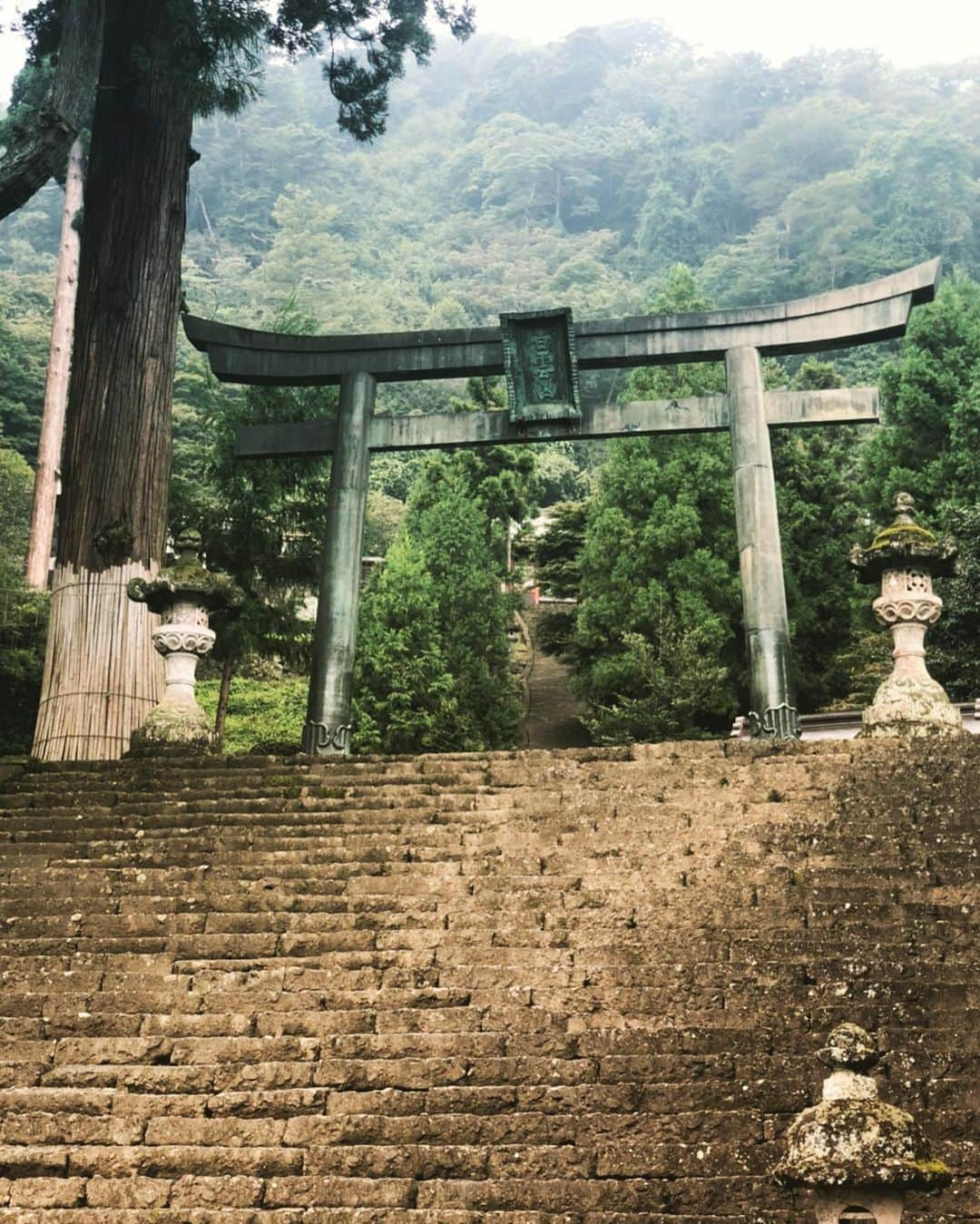 鈴木砂羽さんのインスタグラム写真 - (鈴木砂羽Instagram)「2日目 妙義山へ⛰ 🚙💨 妙義神社から中之嶽神社（日本一の大黒様がいらっしゃる！） コースです。  妙義神社、中之嶽神社ともに とにかく石の階段階段、また 階段！！登りますねぇ。。 だって山を切り崩して お祀りしてるんですものね。 そりゃあ登りますわ。 いえ、 登らせていただきますとも😸  とにかく山の空気が澄み切ってて 本当に気持ちよかった✨  やり切った感いっぱいで 山を降りた後は、旅友.H女史と オールフリー（ノンアルコールビール） with下仁田こんにゃくおでんで乾杯🍻🍢  今回もとっても い〜いツアーでした‼️ ありがとうございます。 感謝⛩🙏🪨💫⛰✨  #群馬県 #妙義山 #妙義神社 #中之嶽神社 #日本一の大黒様 #下仁田こんにゃく #妙義ナイトキッズ #頭文字D 😁  #オールフリーの生はおいしいよ」9月13日 11時45分 - bombon_sawa