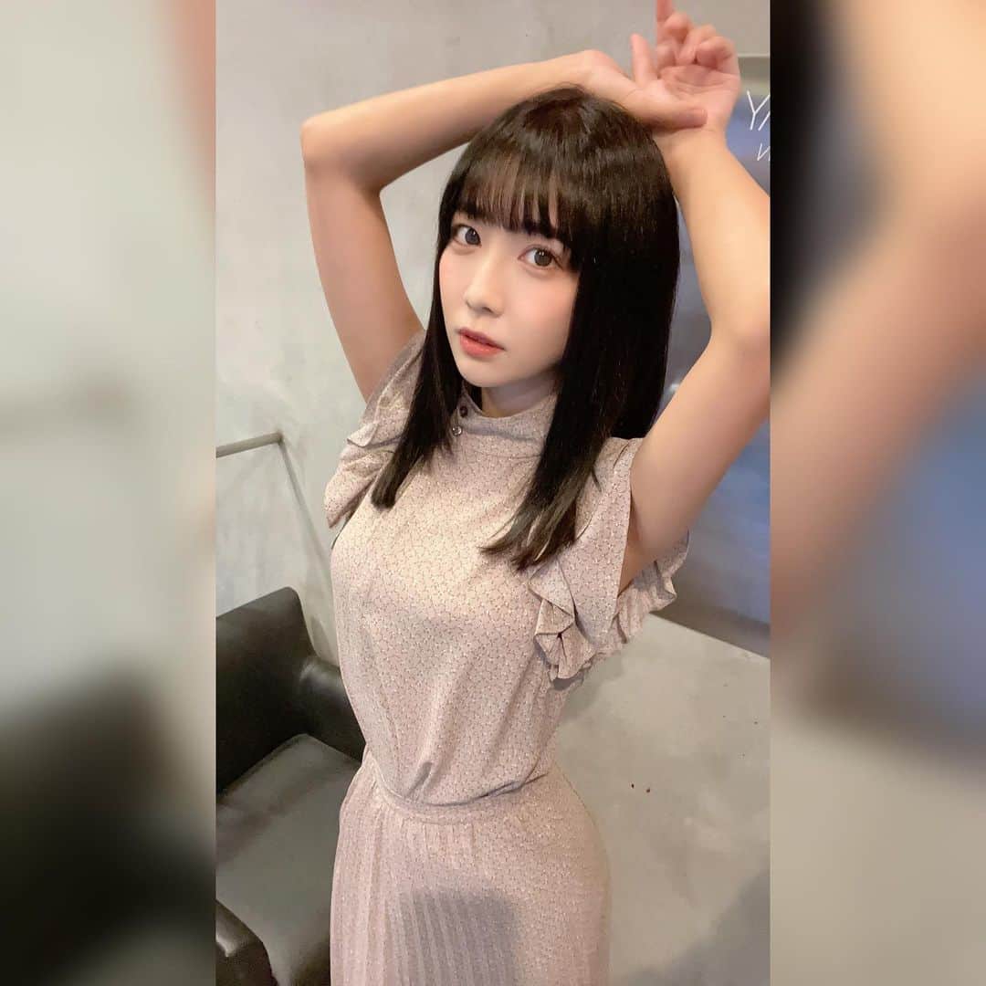 天羽希純のインスタグラム：「美容院いってきて透明感ある黒髪にしてもらったよー💓  担当はいつもお世話になってる速水さん(@welly_hayami )🐶🐶  最近トリートメント新しくなったらしくめーっちゃツヤサラすぎて綿菓子みたい！みんなに触って欲しいなー😝💓笑  似合ってるかなーーー？  #美容院 #渋谷美容室 #ヘアカラー #暗髪 #イメチェン #私服 #snidel」