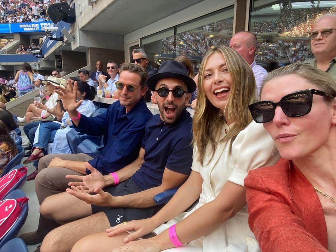 マリア・シャラポワのインスタグラム：「So. Much. Fun with this group!! Being back in NYC, at one of my favorite arenas in the world!! 🎾」