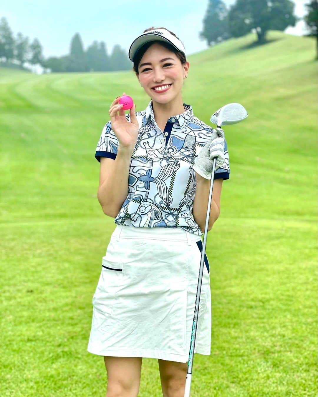 石井里奈さんのインスタグラム写真 - (石井里奈Instagram)「こんにちは⛳️🏌️‍♀️ . 週末は久々のゴルフコースへ🧡 . 毎週AkibaGolfStudioで @nagasakamitsutaka コーチにレッスン受けてるので練習の成果を出したい❣️と意気込んでいってきました🏌️‍♀️✨ . ドライバーとUTはかなり自分の中ではいい感じだったのですが、アプローチ周りが難しくて🥺 . 50.60.80ヤードで傾斜ありのアプローチとか強さもわからなかったりして色々苦戦してしまいました🥺ただ後半にはコツが掴めて来ていい感じに！！ . あーまた早くゴルフ行きたい！笑 . ウェアは好評の @callawayapparel_japan の新作です🍎今月末 @callawaygolf_japan で初めてフィッティングする予定なので楽しみ❣️ また紹介しますね👍 . 午後も頑張っていきましょう❣️ . #りなまるゴルフ #みどりのキャロウェイ #ゴルフ #ゴルフ女子 #golfstagram #ゴルフコーデ #ゴルフウェア #キャロウェイ #キャロウェイアパレル #callaway #callawaygolf #callawayapparel #夏ゴルフ #千葉ゴルフ #ゴルフレッスン #ゴルフスイング #ゴルフクラブ #ゴルフ初心者 #ゴルフシューズ #ゴルフ場 #ゴルフ好き #ドライバーショット #ドライバー #ドライバースイング #スイング動画 #ゴルフスイング動画 #ゴルフ動画 #golfwear #golffashion #golfswing」9月13日 12時03分 - ri7tin1025