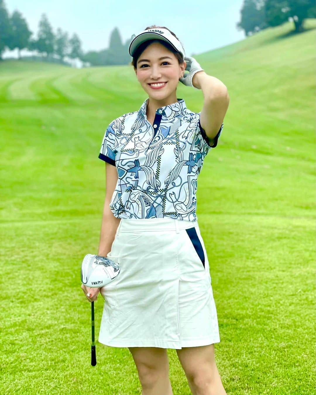 石井里奈さんのインスタグラム写真 - (石井里奈Instagram)「こんにちは⛳️🏌️‍♀️ . 週末は久々のゴルフコースへ🧡 . 毎週AkibaGolfStudioで @nagasakamitsutaka コーチにレッスン受けてるので練習の成果を出したい❣️と意気込んでいってきました🏌️‍♀️✨ . ドライバーとUTはかなり自分の中ではいい感じだったのですが、アプローチ周りが難しくて🥺 . 50.60.80ヤードで傾斜ありのアプローチとか強さもわからなかったりして色々苦戦してしまいました🥺ただ後半にはコツが掴めて来ていい感じに！！ . あーまた早くゴルフ行きたい！笑 . ウェアは好評の @callawayapparel_japan の新作です🍎今月末 @callawaygolf_japan で初めてフィッティングする予定なので楽しみ❣️ また紹介しますね👍 . 午後も頑張っていきましょう❣️ . #りなまるゴルフ #みどりのキャロウェイ #ゴルフ #ゴルフ女子 #golfstagram #ゴルフコーデ #ゴルフウェア #キャロウェイ #キャロウェイアパレル #callaway #callawaygolf #callawayapparel #夏ゴルフ #千葉ゴルフ #ゴルフレッスン #ゴルフスイング #ゴルフクラブ #ゴルフ初心者 #ゴルフシューズ #ゴルフ場 #ゴルフ好き #ドライバーショット #ドライバー #ドライバースイング #スイング動画 #ゴルフスイング動画 #ゴルフ動画 #golfwear #golffashion #golfswing」9月13日 12時03分 - ri7tin1025