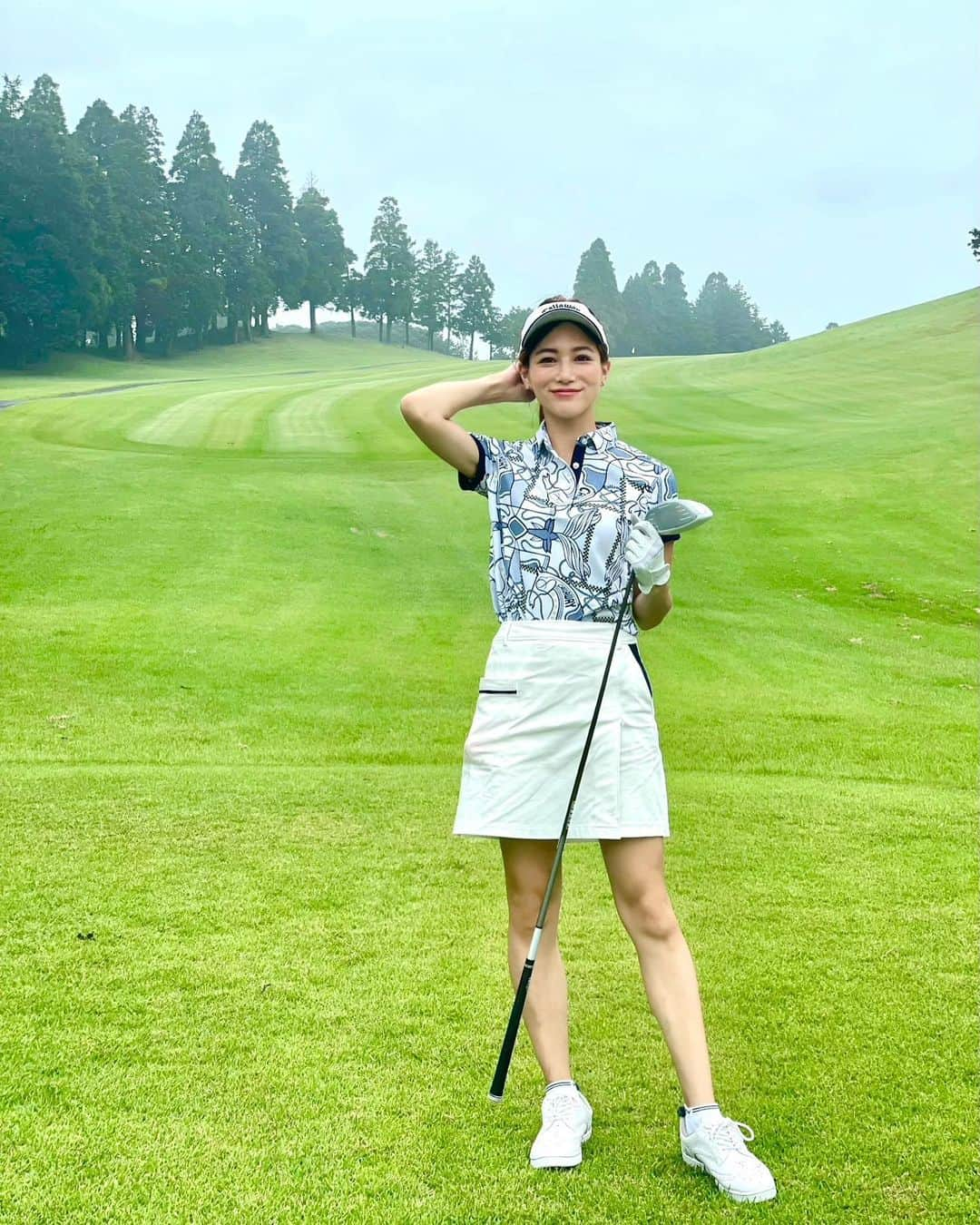 石井里奈さんのインスタグラム写真 - (石井里奈Instagram)「こんにちは⛳️🏌️‍♀️ . 週末は久々のゴルフコースへ🧡 . 毎週AkibaGolfStudioで @nagasakamitsutaka コーチにレッスン受けてるので練習の成果を出したい❣️と意気込んでいってきました🏌️‍♀️✨ . ドライバーとUTはかなり自分の中ではいい感じだったのですが、アプローチ周りが難しくて🥺 . 50.60.80ヤードで傾斜ありのアプローチとか強さもわからなかったりして色々苦戦してしまいました🥺ただ後半にはコツが掴めて来ていい感じに！！ . あーまた早くゴルフ行きたい！笑 . ウェアは好評の @callawayapparel_japan の新作です🍎今月末 @callawaygolf_japan で初めてフィッティングする予定なので楽しみ❣️ また紹介しますね👍 . 午後も頑張っていきましょう❣️ . #りなまるゴルフ #みどりのキャロウェイ #ゴルフ #ゴルフ女子 #golfstagram #ゴルフコーデ #ゴルフウェア #キャロウェイ #キャロウェイアパレル #callaway #callawaygolf #callawayapparel #夏ゴルフ #千葉ゴルフ #ゴルフレッスン #ゴルフスイング #ゴルフクラブ #ゴルフ初心者 #ゴルフシューズ #ゴルフ場 #ゴルフ好き #ドライバーショット #ドライバー #ドライバースイング #スイング動画 #ゴルフスイング動画 #ゴルフ動画 #golfwear #golffashion #golfswing」9月13日 12時03分 - ri7tin1025