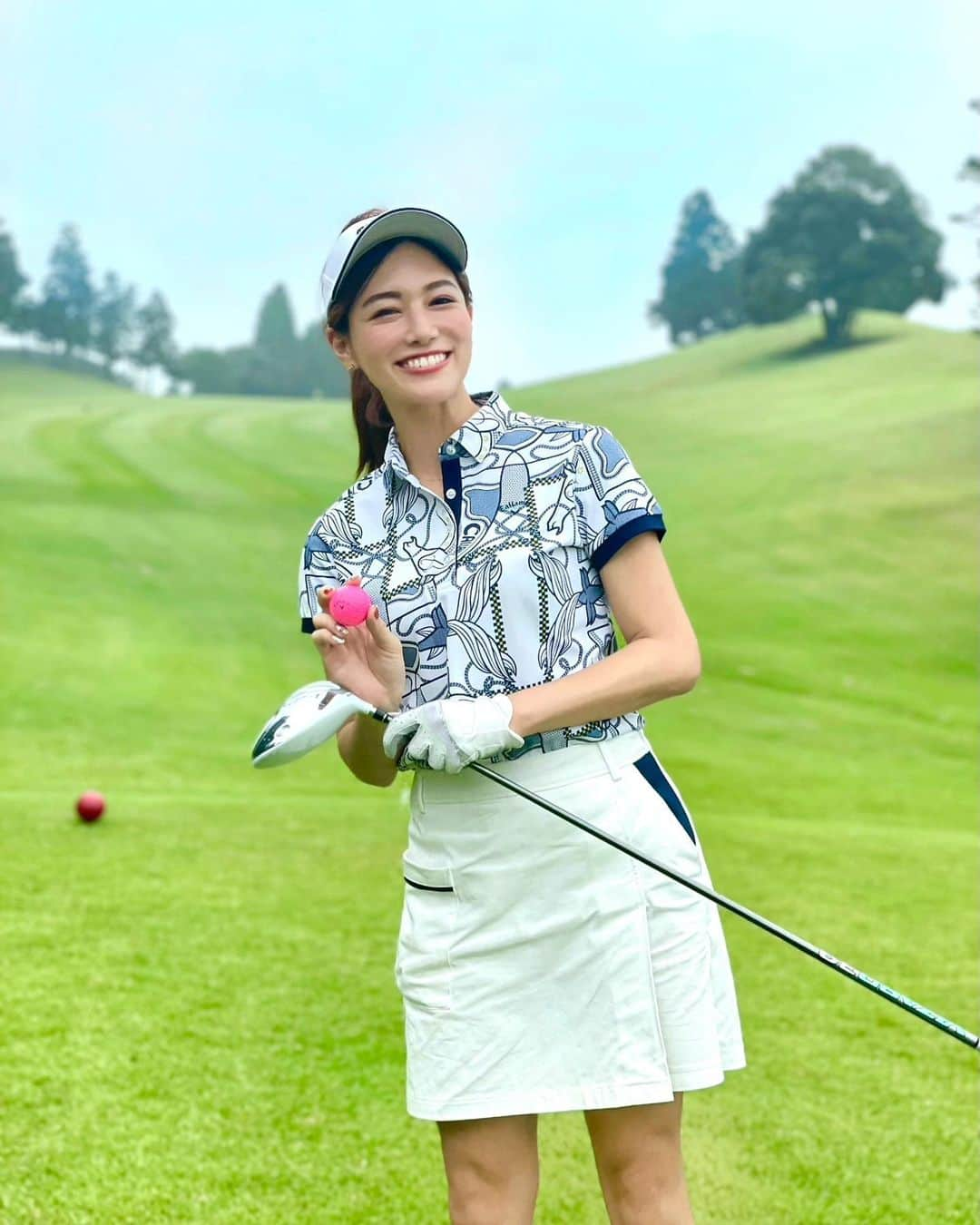 石井里奈さんのインスタグラム写真 - (石井里奈Instagram)「こんにちは⛳️🏌️‍♀️ . 週末は久々のゴルフコースへ🧡 . 毎週AkibaGolfStudioで @nagasakamitsutaka コーチにレッスン受けてるので練習の成果を出したい❣️と意気込んでいってきました🏌️‍♀️✨ . ドライバーとUTはかなり自分の中ではいい感じだったのですが、アプローチ周りが難しくて🥺 . 50.60.80ヤードで傾斜ありのアプローチとか強さもわからなかったりして色々苦戦してしまいました🥺ただ後半にはコツが掴めて来ていい感じに！！ . あーまた早くゴルフ行きたい！笑 . ウェアは好評の @callawayapparel_japan の新作です🍎今月末 @callawaygolf_japan で初めてフィッティングする予定なので楽しみ❣️ また紹介しますね👍 . 午後も頑張っていきましょう❣️ . #りなまるゴルフ #みどりのキャロウェイ #ゴルフ #ゴルフ女子 #golfstagram #ゴルフコーデ #ゴルフウェア #キャロウェイ #キャロウェイアパレル #callaway #callawaygolf #callawayapparel #夏ゴルフ #千葉ゴルフ #ゴルフレッスン #ゴルフスイング #ゴルフクラブ #ゴルフ初心者 #ゴルフシューズ #ゴルフ場 #ゴルフ好き #ドライバーショット #ドライバー #ドライバースイング #スイング動画 #ゴルフスイング動画 #ゴルフ動画 #golfwear #golffashion #golfswing」9月13日 12時03分 - ri7tin1025