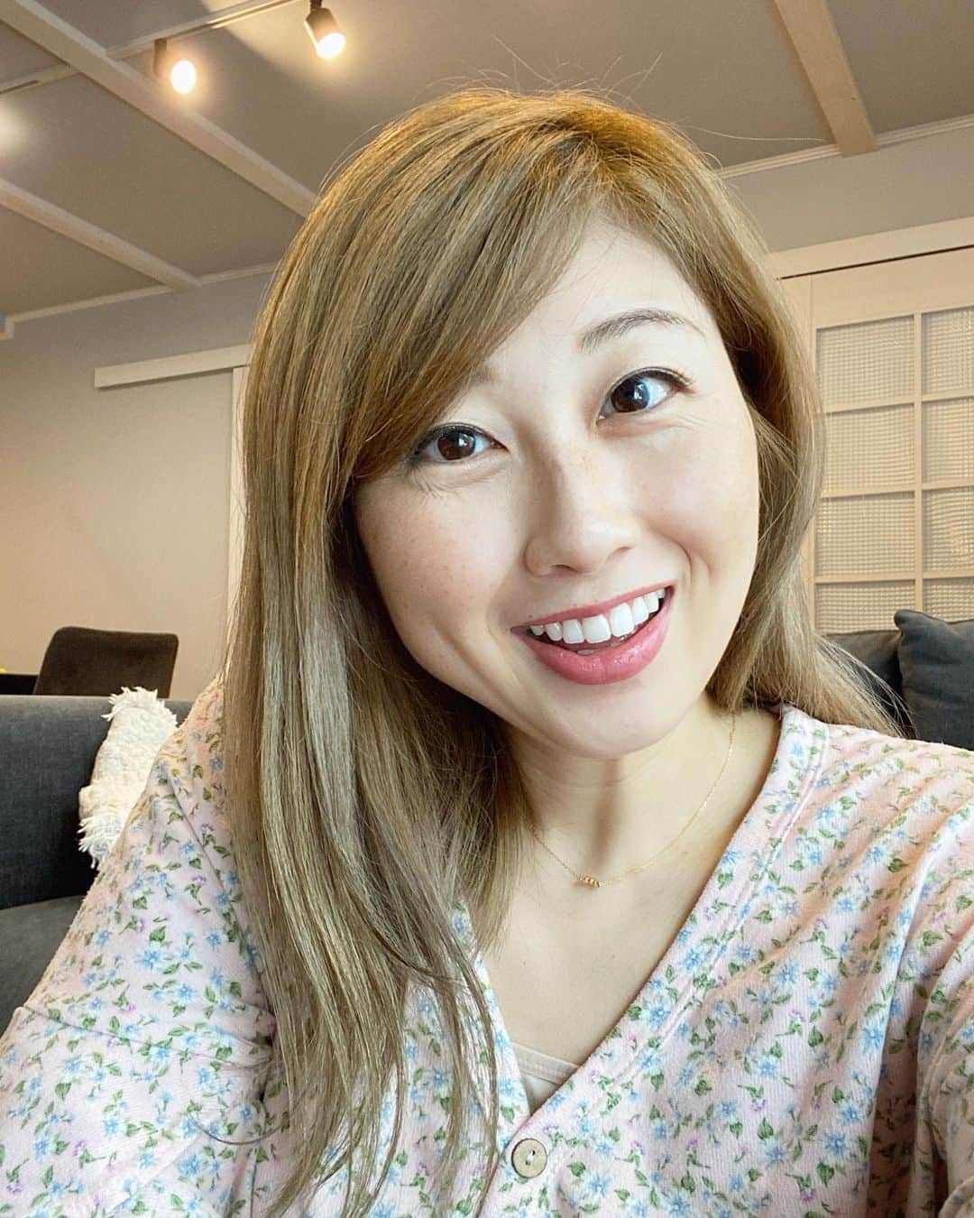 吉田ちかのインスタグラム：「Finally got my roots taken care of!! With the baby coming in a month and a half, I don’t know when I’m gonna be able to get my hair done next, but glad I got to go one last time!  やっと根本のメンテナンスができました💇‍♀️あと1ヶ月半でベビーが産まれるので、次いつ行けるのかわからない💦最後にもう一度何行けてよかった👍  #久しぶりのドアップselfie失礼します  この前買ったマタニティウェア、結局夏が終わってしまいあまり着れなかった🤣秋服を注文したけど、まだ届かず、多分届いた頃には産まれてる😅なので、このトップスばかりリピート中😂」