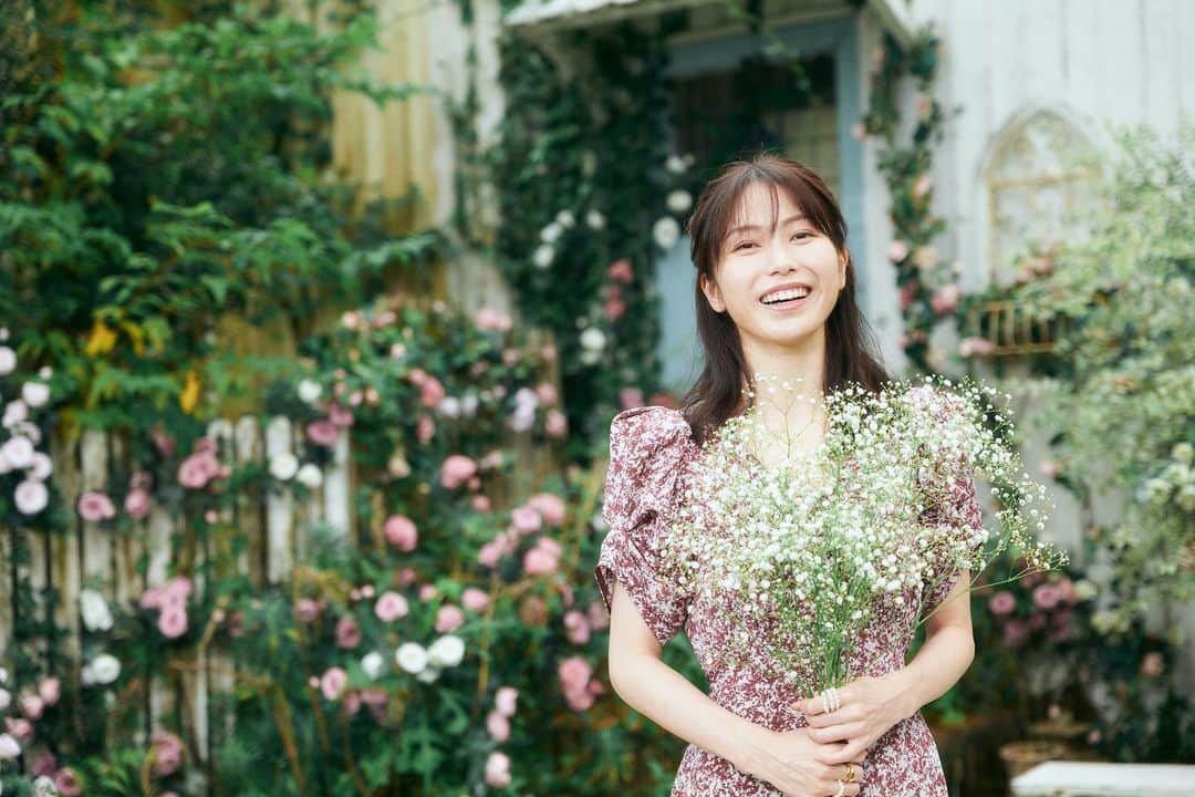 横山由依さんのインスタグラム写真 - (横山由依Instagram)「自分には卒業発表をする日は来ないんじゃないかななんて思っていましたが、その日がきました。  AKB48に加入して12年。  今でも昨日のことのように思い出せる印象的な出来事がたくさんあって、その思い出にはいつもメンバーがいます。 今改めてみんなと過ごしてきた時の長さを感じます。  大好きなグループだからこそ、 決断をするのには勇気がいりました。 いっぱい悩んで、考えて、、 そんな中で自分の夢に向かって一歩踏み出そうと思えたのが今でした。 これからもみなさんに見ていただけるような活動をしたいと思いますので応援どうぞよろしくお願いします！  AKB48の横山由依としてはあと残り3か月、 みなさんと楽しい時間を過ごせますように！  #AKB48」9月13日 12時36分 - yokoyamayui_1208