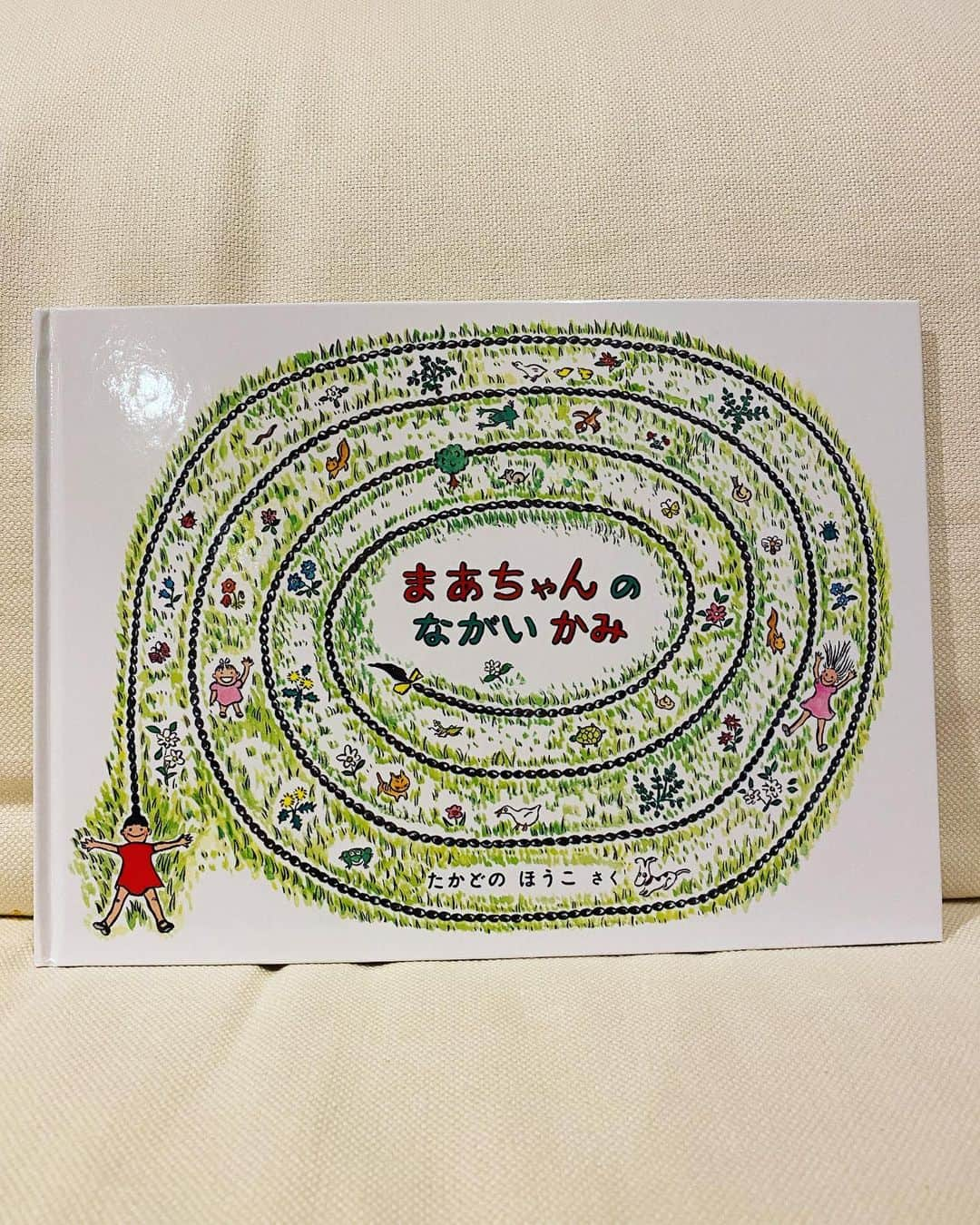 花里まなのインスタグラム：「最近娘がハマっている本です📚 本屋さんに行って選ぶと、そのときは気に入っても一回読んですぐに読まなくなってしまう本も多くて… 最近は図書館で借りた中から、娘が何度も読むお気に入りを購入するようにしました✨  ①「#まぁちゃんのながいかみ」はとってもお気に入りのようで何度も読み返しています✨ ②「#世界一おもしろい国旗の本 」は、オリンピックで国旗に興味を持った娘に私が選びました❣️国旗の歴史がとても細かくわかりやすく書かれていて、私も一緒にお勉強してます✨ ③「#このねこうちのねこ」は図書館で今お借りしているもの🐱物語に出てくる白猫ちゃんのながーい名前を覚えるのが楽しいみたいです☺️  4歳児におすすめの絵本があれば教えてください😊  #絵本 #四歳 #おすすめ絵本　ありますか？？」