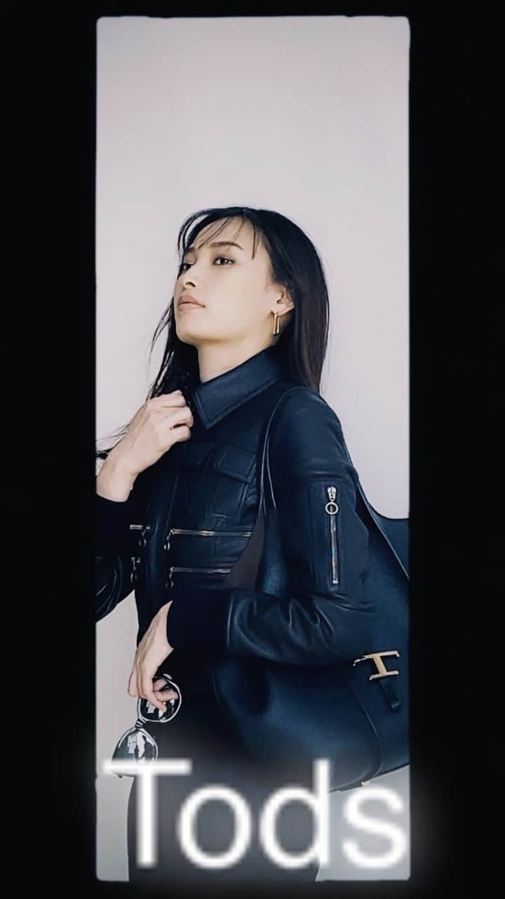 大政絢のインスタグラム：「@precious.jp  10月号✨  @tods  🖤🖤🖤  今季のTodsが自分的に特にツボで 早く買い物に行きたくなりました…笑🍁 #preciousmagazine #tods #大政絢」