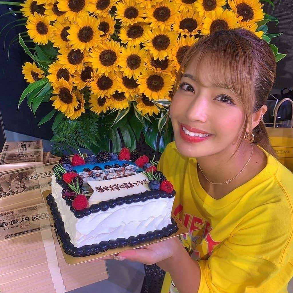 橋本梨菜さんのインスタグラム写真 - (橋本梨菜Instagram)「土曜日は誕生日会 日曜日は誕生日ライブでした🌻  毎年沢山のお祝いありがとうございます🙇‍♂️💛💛  ケーキが大好きなBTSのテテで ほんっっとに驚いた😳💚💜  もうみんな愛おしすぎる大好き！ 梨菜が喜ぶ顔をみるために！って素敵すぎる😂💜💜💜  どれがテテかわからない！ってみんなでインスタみたり、MVみたり勉強した！って話も、可愛すぎました☺️  昨日はツアー広島公演の振替と、 毎年恒例のsherbetでの生誕ライブでした！  めっちゃ楽しかった！ 汗かきすぎました🤣💪💦  最高だったね！💗  ほんとに色んな演出があって、crewからの沢山の愛を感じました🥲  表彰状渡されて、感動して泣いた瞬間、顔面パイされるという橋本らしい生誕祭でしたね🥺おい😡笑  涙返してww  今年も最高の思い出になりました。 みんなの事大好きです♡ありがとう🥰  終わってからもずっと「ぁあ橋本組最高すぎる〜」  「crewが愛おしい〜」  って言ってました笑  プレゼントのセンスも高くていつも驚かされます。  本当ありがとう😊♡ ボラへ〜💜  sherbetは今週末で活動休止してしまうので、来年はどうなってるか自分でも想像つきませんが、来年も楽しいイベントやろうね！！  次の大きなイベントは、 9/18 品川ステラボールで行われる ツアーファイナル公演  そしてその日、sherbetはライブ活動を休止します。  6年間の全てを出し切ります。 見に来てくださいね☺️ ツアーファイナルってことで、 最後は盛大にいきましょー！💪」9月13日 22時42分 - hashimoto_rina_