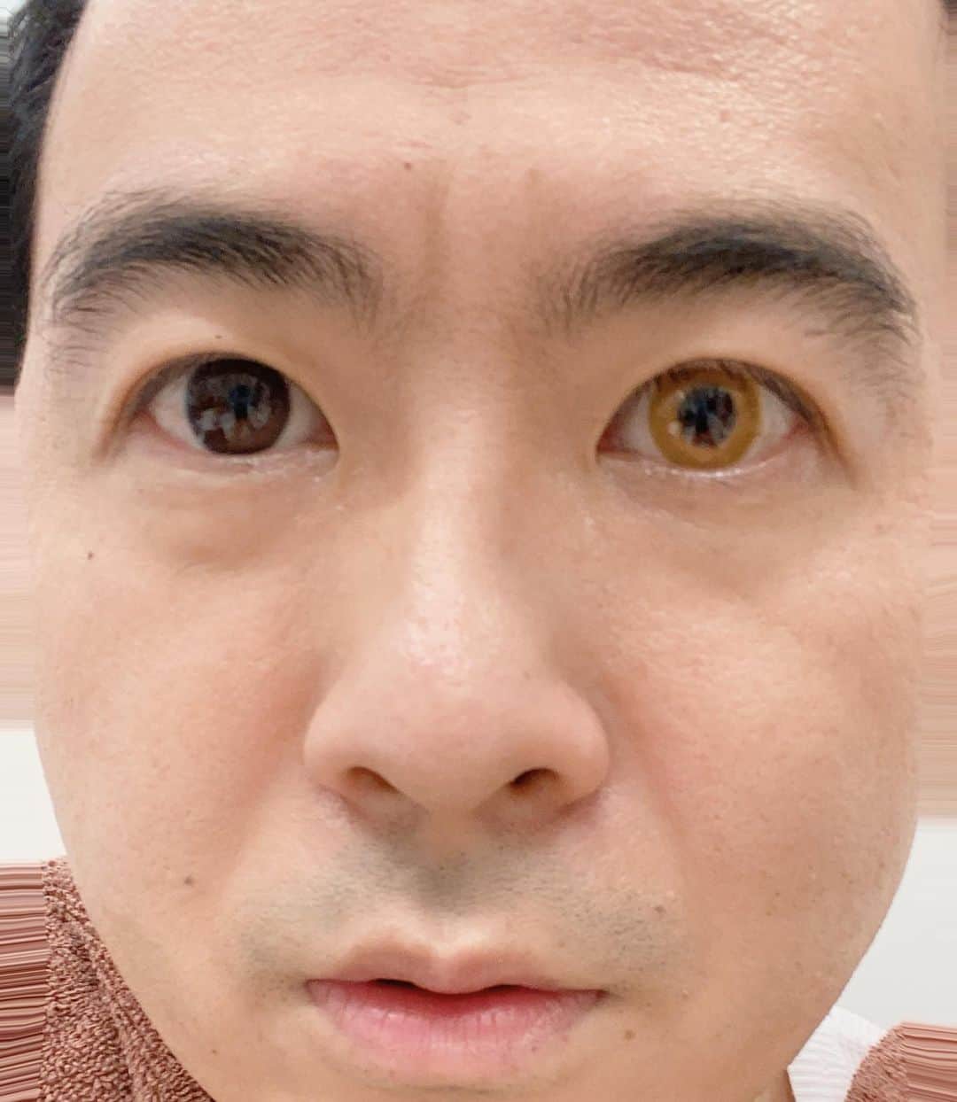 斎藤司のインスタグラム：「あかん、覚醒した。 カラコン。 むずいね。 仕事で入れたけど、本当に苦戦する。 裏にクルクルいっちゃって 片目しか入らんかった。 コンタクトしてる人勇気すごい #コンタクト  女子が自身の眼球を爪でぽりぽりかいたり、触って、全然平気、と言ってくるあのドヤりをされたことがあるのは僕だけじゃないはずだ。」