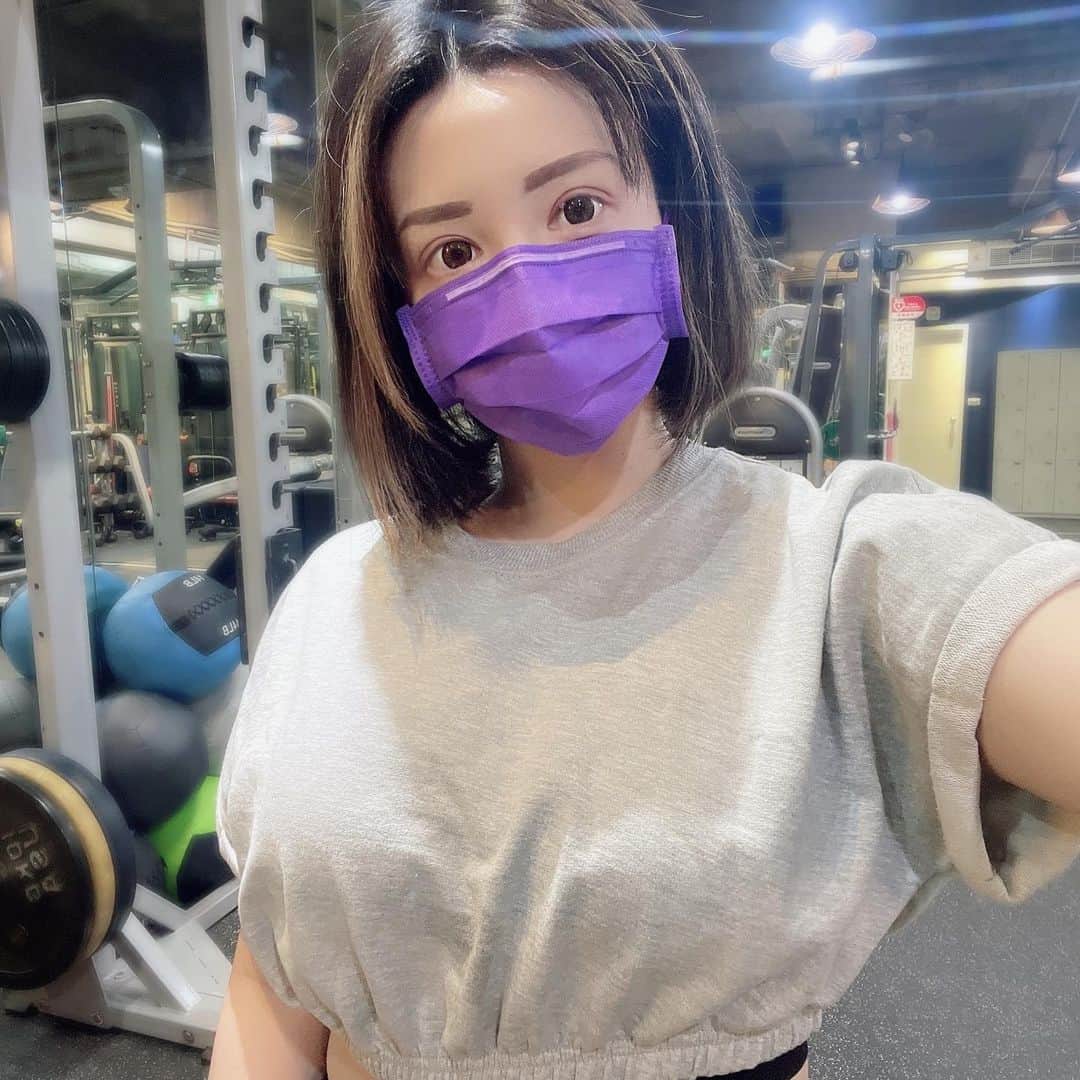 千尋のインスタグラム：「好久沒來運動啦✨✨✨ 健身配貓貓（？ 跟 @shiragayanko66 仔一起  #打鐵健身 #打鐵健身錦州店」