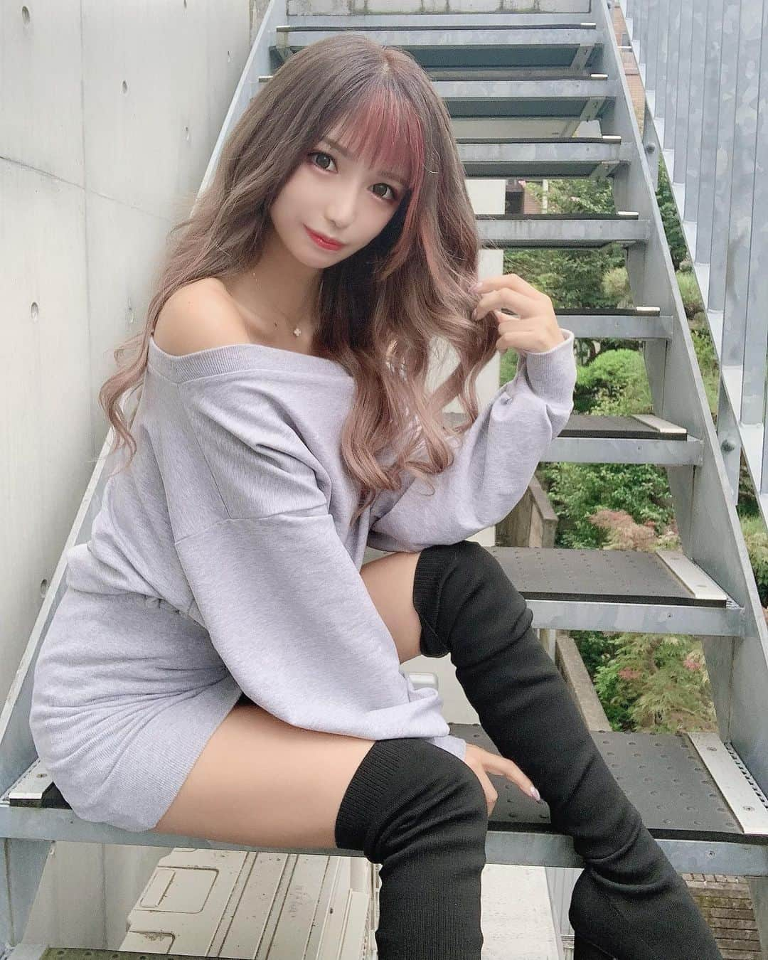 かえるちゃんさんのインスタグラム写真 - (かえるちゃんInstagram)「秋服💓✨ GYDAのスエットワンピは楽すぎてお気に入り❤️  そして大好きなブーツの季節✨ 髪の毛もカラーでベージュ系に明るくして 前髪だけピンク入れたよ。  やっぱピンクいれたくなる症候群  担当✂️ @rom_naoya19  いつもありがとございます♪ ❤︎ ❤︎  #東京 #脚フェチ #japan #ギャルコスプレイヤー #かえるちゃん #介護美容師 #撮影会モデル #ポートレート女子 #ポートレート撮影 #被写体モデル #good_portraits_world #hueart_life #lovers_nippon_portrait #pasha_magagine #portrait_shot #写真好きな人と繋がりたい #お洒落さんと繋がりたい #角色扮演  #얼스타그램 #팔로우 #셀피 #コスプレイヤー #バーレスクヤバイ #バーレスク東京 #ギャル #派手髪 #cosplay  #cosplayer  #followme」9月13日 23時12分 - k.kaeru