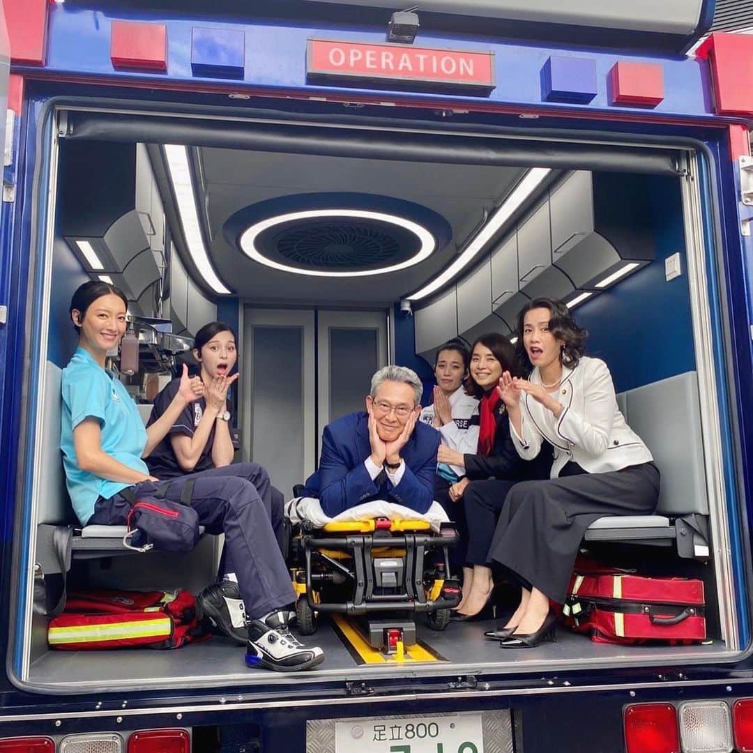 石田ゆり子さんのインスタグラム写真 - (石田ゆり子Instagram)「Tokyo MER‼️👏🏻😆😊😭  今の時代 喜多見先生はじめとする MERのみんなのような ヒーローたちを みんな待っている。 医療従事者のみなさんへ 感謝と尊敬をこめて。 この作品に参加できて 幸せだなぁと つくづく思います。 MER 実在して欲しい。 #tokyomer走る緊急救命室」9月13日 23時13分 - yuriyuri1003