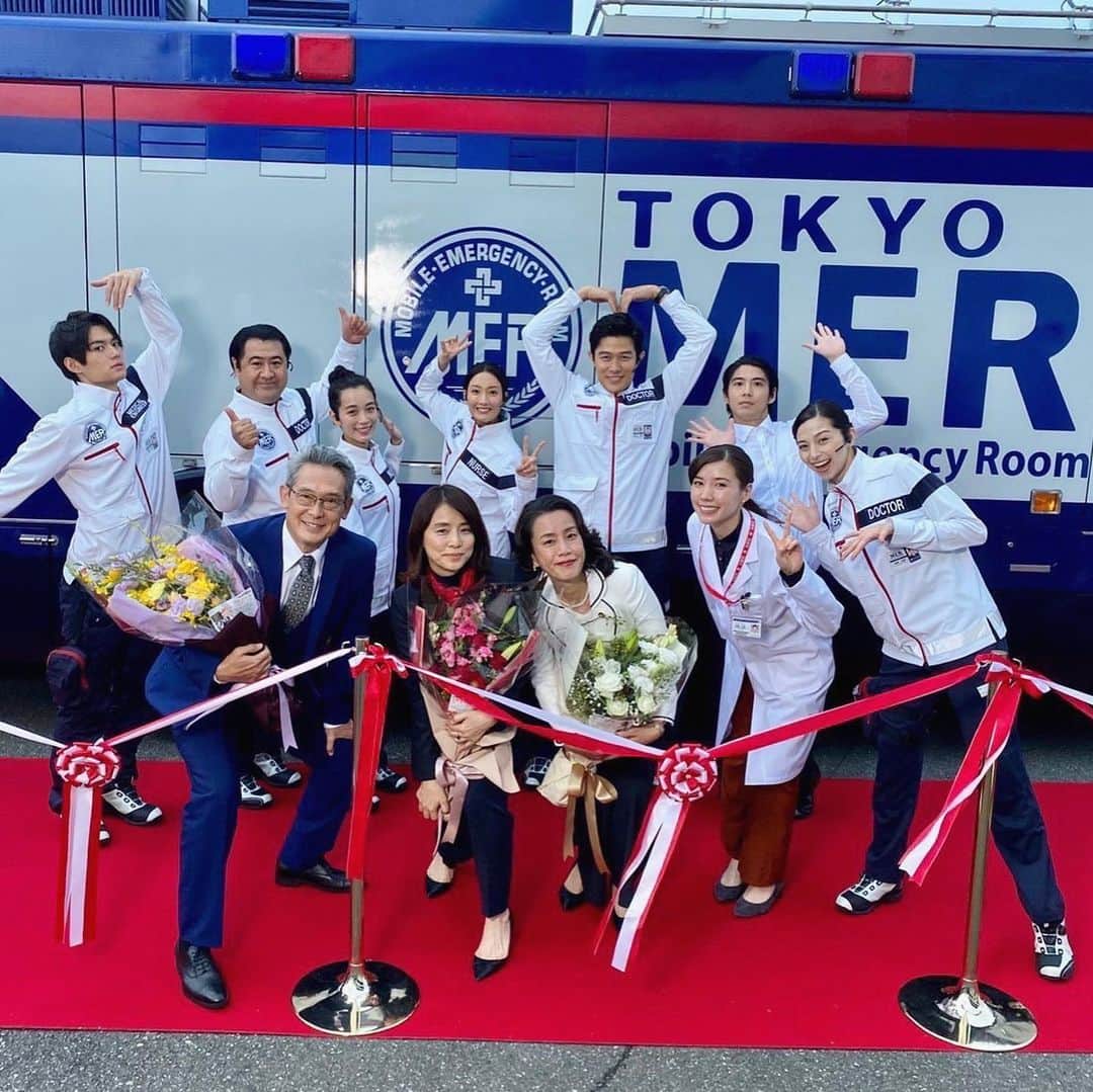 石田ゆり子さんのインスタグラム写真 - (石田ゆり子Instagram)「Tokyo MER‼️👏🏻😆😊😭  今の時代 喜多見先生はじめとする MERのみんなのような ヒーローたちを みんな待っている。 医療従事者のみなさんへ 感謝と尊敬をこめて。 この作品に参加できて 幸せだなぁと つくづく思います。 MER 実在して欲しい。 #tokyomer走る緊急救命室」9月13日 23時13分 - yuriyuri1003