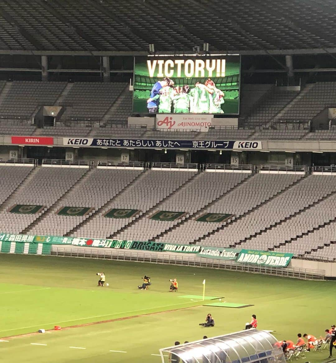 黒田菜月さんのインスタグラム写真 - (黒田菜月Instagram)「１年ぶりのスタジアム⚽️🏟 #TBSニュース #衣装 #ヘアメイク #女子アナ #女子アナコーデ #女子アナメイク #女子アナヘア . #Jリーグ @jleaguejp #j2  #東京ヴェルディ #松本山雅 #名波浩 監督 #味の素スタジアム  #はじめて行った #都会的だった #LEDがすごかった #テクニカルエリア  #１年前が最後だったサッカー観戦 #１年前に見た試合もヴェルディ戦 #ジュビロ磐田 #ヤマハスタジアム #テクニカルエリアのギリギリに立つ名波さんの姿を見れて嬉しかった #ちっちゃい傘ってヤクルトだけじゃないんだね」9月13日 23時27分 - nyaaatsuki_krd