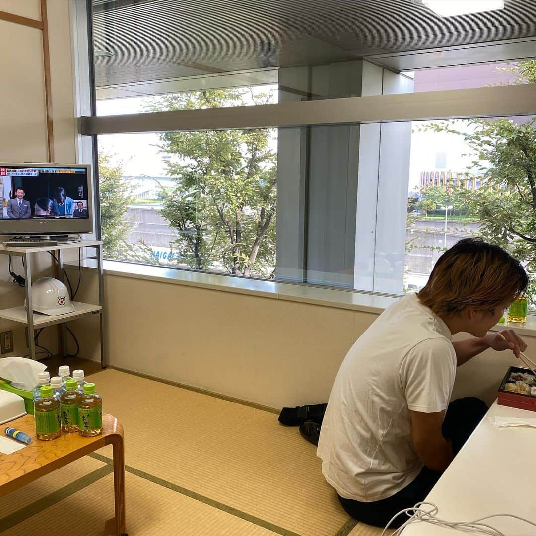 吉村崇のインスタグラム：「今日の徳井 無音の楽屋に 勢いよく入ってきて 言葉を交わす前にTVをつける その後すぐ TVに背を向けて 弁当を食べる  背中で情報を受け止めるタイプなのだ  #今日の徳井 #背中で情報を受け止めるタイプ」