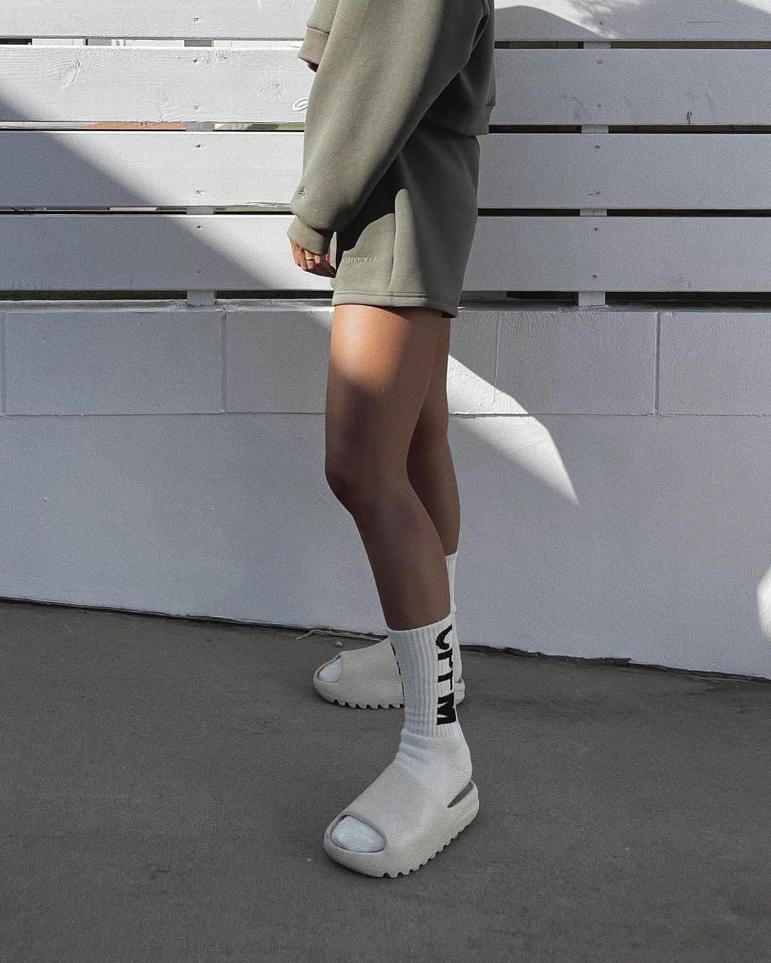 菅又菜摘（ナツ）さんのインスタグラム写真 - (菅又菜摘（ナツ）Instagram)「🌵⛅️ #TANOREXIA "Smooth touch"  Short crew trainer / Olive Shorts / Olive @tanorexia_official」9月13日 15時42分 - kogenatsu920