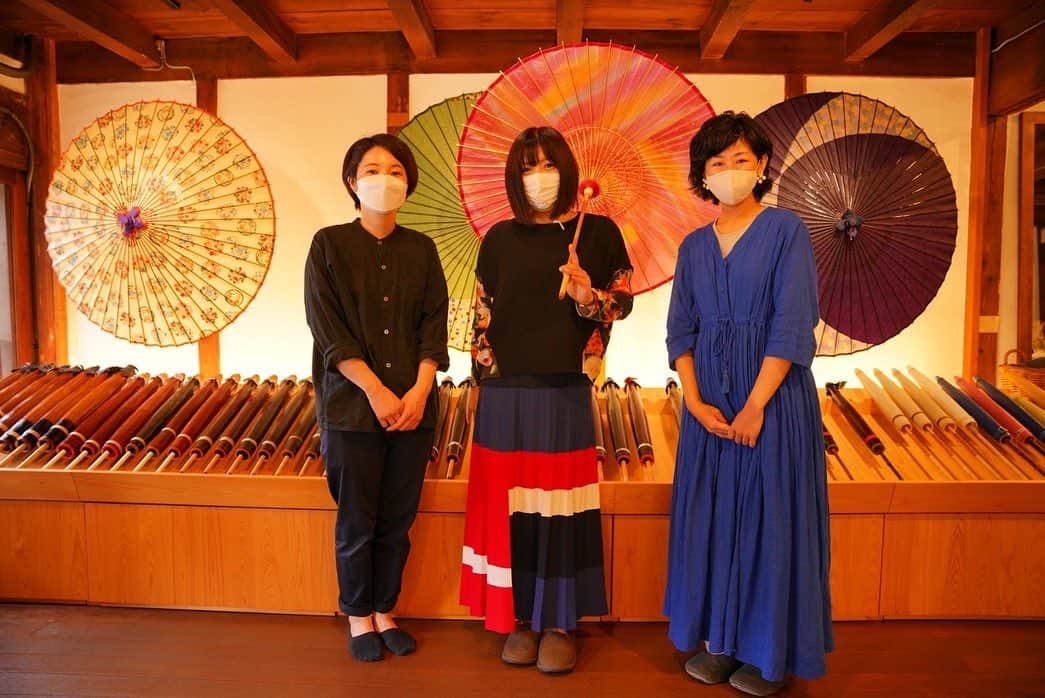 鈴華ゆう子のインスタグラム：「岐阜放送ラジオ出演後、岐阜和傘のお店CASAに伺いました。現在は完全予約制でお店を開いています。私の和傘を手がけてくださっている 和傘職人 #河合幹子 （左）さんと、 #和傘CASA の河口さん（右）と共に。 河合幹子さんのブランドは仐日和といいます。 写真5枚目は、和傘の「ろくろ」という部分です。このパーツを作る職人さんが、現在最後の1人でご高齢とのことです。和傘は部品ごとに職人さんたちがいらっしゃり、ひと工程に1人、2人しかいらっしゃらずといった状況です。 現在では従業者、特に傘骨・ロクロ職人が減少・高齢化して、岐阜さらには日本の和傘づくりが危機に瀕しています。　 写真の通り、ろくろには細かい切込みと穴が開けられており、そこに和傘の骨を1本1本 糸で通して繋げていくことによって、開閉できる構造になっています。 他の材料では替えが利かない部品だったり、その方しか作れなかったりして、携わる職人さんは唯一無二の貴重な存在となっています。 和傘は、日常使いもできるのですよ！ 河合さんと河口さん、昨日は和楽器バンド岐阜公演も観に来てくださいました。 和楽器バンド、伝統を絶やさない為に皆様に状況を知っていただくキッカケになれればと、「たる募金」という募金活動をツアー通して行っています。 今回で第3弾となります。 第1弾三味線、第2弾箏でした。  よろしくお願い致します。 https://wagakkiband.com/contents/435522  #和楽器バンド #鈴華ゆう子 #たる募金 #岐阜和傘 #和傘 #CASA  #仐日和  #職人」