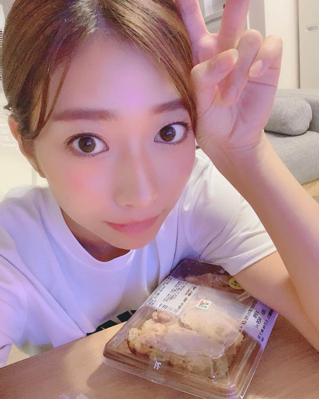 大貫彩香さんのインスタグラム写真 - (大貫彩香Instagram)「今日の私仕事終わりだから可愛いよて送り付けた写真  #笑われました　 #元気になったよ💪🏻　 #メイクバッチリ　 #眉毛オレンジ🍊🧡 #前髪伸びた　 #セブンのレモン塩だれのねぎ豚カルビ弁当  #すき」9月13日 16時36分 - sayaka_oonuki