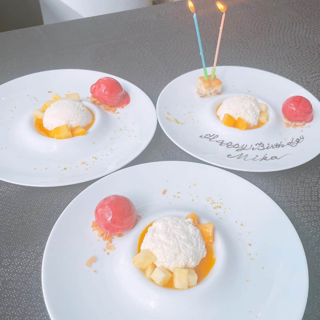 葉月里緒奈さんのインスタグラム写真 - (葉月里緒奈Instagram)「Happy Birthday Mika! Welcome to アラフィフ. あっ、ばらしちゃった(笑)。 #女子会#女子会ランチ#バースデーランチ#gintozoe銀座店 #美しいお料理#ワインが飲みたくなるメニュー #でもジンジャーエールで我慢#自粛明けたらまた行こう#rionahazuki」9月13日 17時20分 - riona_hazuki