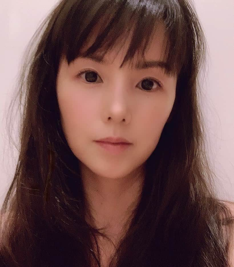 小西真奈美さんのインスタグラム写真 - (小西真奈美Instagram)「ホッ😌 の時。  仕事が終わったり。 緊張がほぐれたり。 夕暮れだったり。 感謝のひととき。  #😌 #🙏」9月13日 17時55分 - manami.official