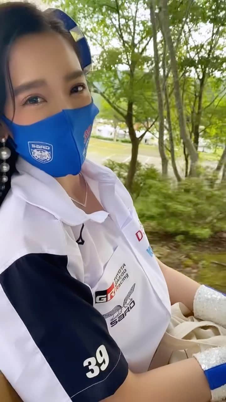 太田麻美のインスタグラム：「カートで移動したよ💙❤️  #supergt #racequeen #rq #costume #sard #kobelco #kobelcogirls #レースクイーン #スーパーgt #動画」