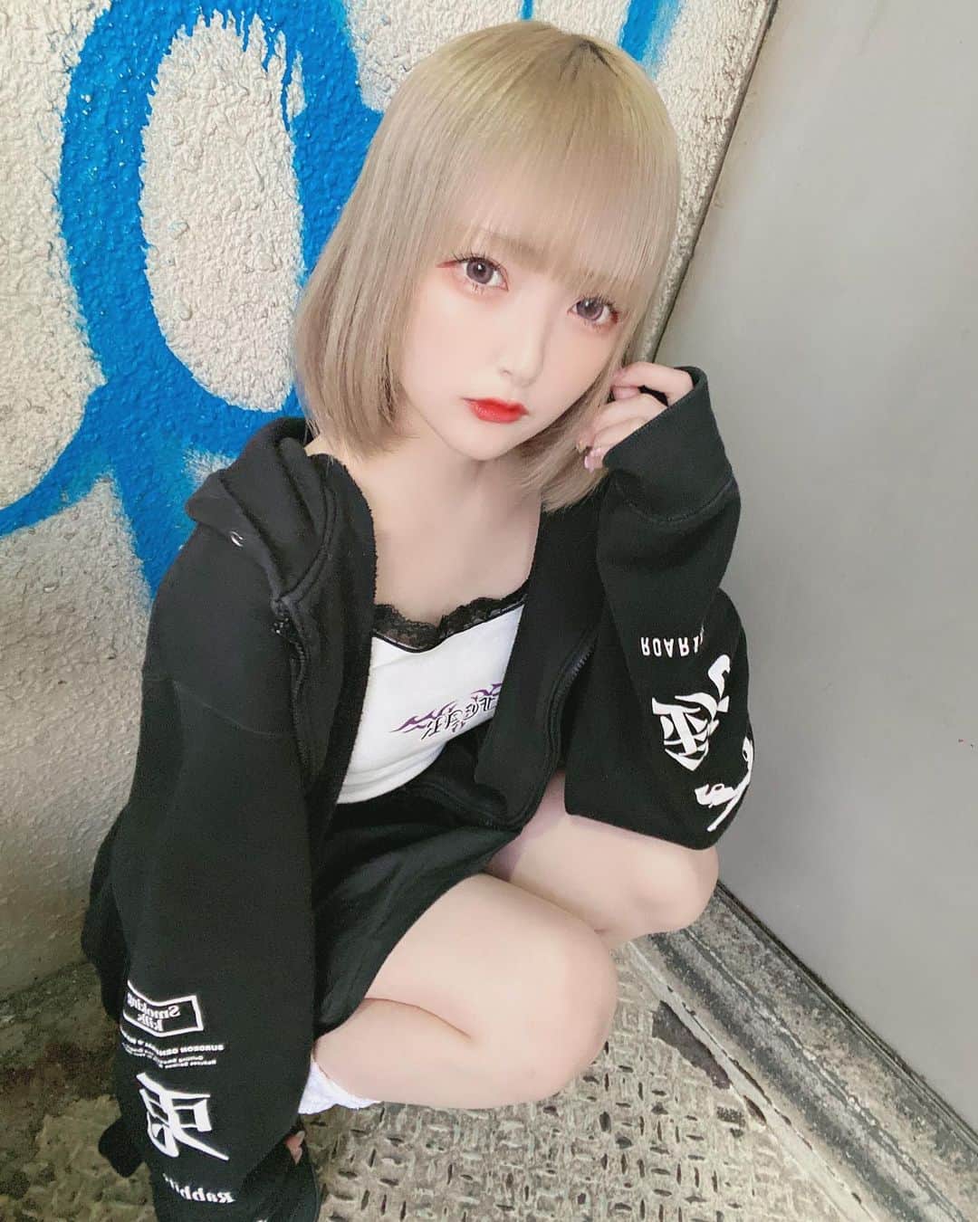ねこあれのインスタグラム：「お久しぶり^._.^♡  ･   #ヘアアレンジ  #カラコン  #インナーカラー  #派手髪女子  #量産型コーデ  #地雷女  #アーマーリング  #ピアス女子  #ゲーム女子  #派手髪  #派手髪女子  #ショートヘア  #地雷女  #アイドル  #メンヘラ  #地下アイドル  #ボブ  #ハイトーンボブ  #ピープス女子  #ストリート系女子  #自撮り女子 #ハイトーンカラー #金髪ショート #脚フェチ #白髪」