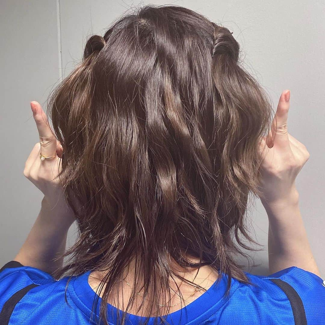 松井珠理奈さんのインスタグラム写真 - (松井珠理奈Instagram)「最近お気に入りの髪型🥰 短くても女の子らしくなる『ねじりツイン💓』 ねじってピンでとめるだけだからみんなもできるよ✨  #hairstyle  #hairarrange  #お気に入り  #巻き髪  #ねじりアレンジ  #love #ヘアアレンジ  #ヘアスタイル  #ミディアムヘア」9月13日 18時50分 - jurinamatsui3