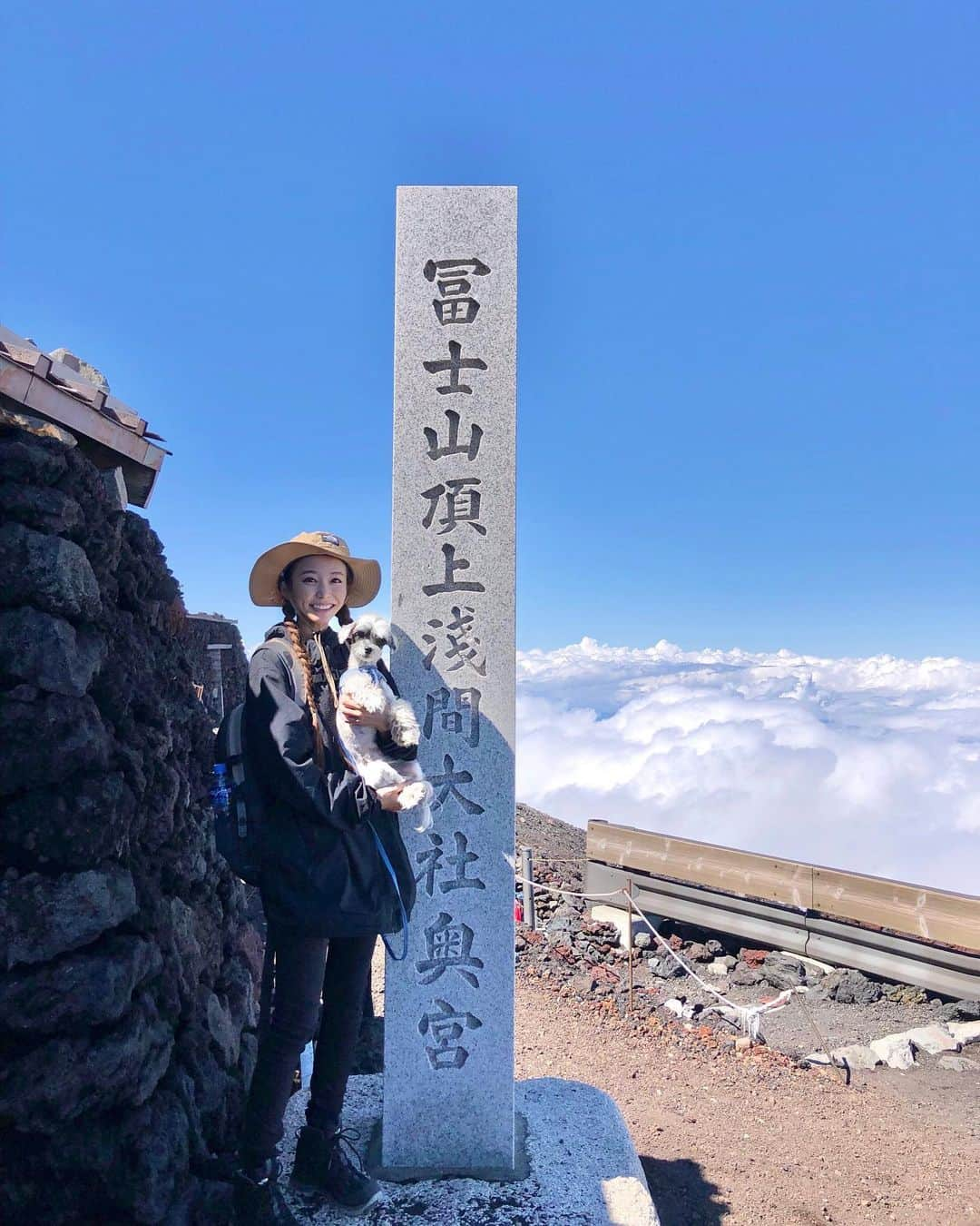 武田静加さんのインスタグラム写真 - (武田静加Instagram)「⁡ ⁡ 【富士山】1人で登ってきました！with小粒🐶  #YouTubeも同時にアップしてます📺 ⁡ ⁡ 富士山の登山は2回目 今回1人で登ったのは 絶対登ると決めてたのに 日程が急遽すぎたから(笑) ⁡ ⁡ ⁡ 今回のテーマの1つに 9歳になる小粒と思い出に残ることがしたい。 年齢も気になってきて 10歳でハードな事はきついかな？ って思ってたので 9歳の今だと決行！ ⁡ 小粒は私といるのが幸せだから お散歩がてら富士山に登れたら 最高の思い出になるのではと考えました。 ⁡ ⁡ ⁡ ⁡ 富士山スバルライン富士山五合目に到着 （吉田ルート） 入山▶︎08:02 山頂▶︎13:30 下山▶︎16:17 ⁡ 休憩時間▶︎トータル約1時間30分ほど (細かく分けて休憩してました) ⁡ ⁡ 景色は断然前回登った方がよくて 撮った写真は ほとんどがガスってて見渡し悪い 雲って感じでした。 ⁡ 9合目あたりで やっと天気になってきました(喜) ⁡ ⁡ ⁡ ⁡ 前回とは全く違う時間帯で 同じ道を登ってるのに 感じる事や挑む心は全然違う。 ⁡ きっと毎年同じこの吉田ルートを 登ったとしても物語が違う。 何でもそうだけど 目標が違うだけで挑み方が違う。 前回は亀並みの🐢遅さの同行者の 物凄いハプニングや思い出が作られたけど 今回は小粒を安全に いかに2人で楽しく登るか。 ⁡ 同じ道でも曇り雨だからこそ 気がつくレイングッズの大切さ などたくさんありました。 何が起きるか分からない だから楽しいのかもしれないなって。 ⁡ ⁡ ⁡ 小さい事ですが 同じ通学路 同じ出勤場でも 一つ見方を変えれば 楽しい時間が作れたり 新しい事に気がついて 趣味が増えたりするんだろうなって。 ⁡ ⁡ ⁡ ⁡ 富士山に登るだけで 考え方が正されるというか ありのままの自分でよいというか 人の温かさにも触れ合えて 素敵な事が多かった。 ⁡ ⁡ ちっぽけな自分が嫌で 9月この時期に何故か登りたくなる富士山 6.7月の梅雨で心が沈み 8月遊んで 9月疲れた心や目標を持たないと と思い始めるのが この時期だったり... ⁡ 1番高い山に登れれば 強く生きていける 心の修行の場だとはじまります。笑 ⁡ ⁡ 自然の素晴らしさや 温かさを学んで心が浄化され 本来あるべきあり方なども 考えさせられる ⁡ 東京に帰ったら また東京モードに 切り替わっちゃうんだけど 忘れたくない感覚を どこかに持ち続けられる。 ⁡ 富士山って素敵ね🗻🌞 ⁡ ⁡ ⁡ ⁡ 登山者同士の助け合いも含め 山の挨拶はしたほうがよいんですって。 素敵ですよね！ ⁡ ⁡ ⁡ ⁡ そして ⁡ 富士山の登山を考えてる方 下山の時、レッグウォーマー？があれば 石が靴の中に入らないのでおすすめです。 前回も思ってたのに、今回忘れてしまった。悔 (下山の時、ハイカットでも石がたくさんはいるのでレッグウォーマー？おすすめです。) ↑ 本当安いのでいいから買って欲しい！！ 膝が笑うし 石が入ると疲れもあるので大変なのです。 ⁡ ⁡ ⁡ トイレを使用するにもお金がかかるので 100円玉をたくさん 持っていくのをおすすめ。 ⁡ ⁡ 山小屋で食べ物が売ってるので 是非食べて欲しいなあ。 値段は山価格なのですが とっても美味しく感じますよ。 ⁡ ⁡ ⁡ 1人じゃ寂しかったけど 小粒さんと一緒だから 会話出来て微笑ましい事なども たくさんあって楽しかったです。 ⁡ ⁡ 体力の違い、息切れをしない小粒をみて 歳は関係ないのか？山登りは疲れないのか？ など驚くことが多くて 私が足を引っ張りまくってたな という感想でした(笑) ⁡ ⁡ 犬も高山病になると調べてたので 休み休み登ってました。 登山前に下調べをしていくと 答え合わせができるので YouTubeやググってみて下さい。 とてもお勉強になり 納得する場面が たくさん出てくると思います。 ⁡ ⁡ ⁡ 4枚目の写真 これがほとんど登山中に見た景色(笑) ⁡ ⁡ 9枚目 前回降りる方向間違って すぐ気がついて引き返した危ない場所。 ⁡ ここを間違えると酷い目にあう。 今回は明るかったので間違わなかったです。 (途中あってるか聞きましたが)笑 ⁡ ⁡ 下山は一緒に登ってくれたご褒美に スリングの中で ゆっくり休んでもらいました😉！ ⁡ ⁡ ⁡ ⚠️ 今回、富士山の登山は 犬同伴でも大丈夫かなど 沢山調べて行きました。 (犬と登山を考える方は、各自で下調べが大切です) ↑ については 9月13日投稿のラインブログ YouTubeの概要欄 に書かせてもらってるので 読んで頂けたら嬉しいです。 長すぎてオーバーです。 と載せられませんでした🙇‍♂️ ⁡ ⁡ ⁡ 長くなりましたが 人生レベルを引き上げる 挑戦記録として残させて下さい🔥 ⁡ スルーされても仕方ないであろう 長い文を読んでくださり ありがとうございました🙏🥰笑 ⁡ ⁡ ⁡ #武田静加#富士山#富士山山頂#登山#山頂 #MountFuji#日本一#登山女子 #犬のいる暮らし#マルプー#Maltipoo#小粒 #感謝#富士スバルライン五合目」9月13日 19時09分 - takedashizuka0517