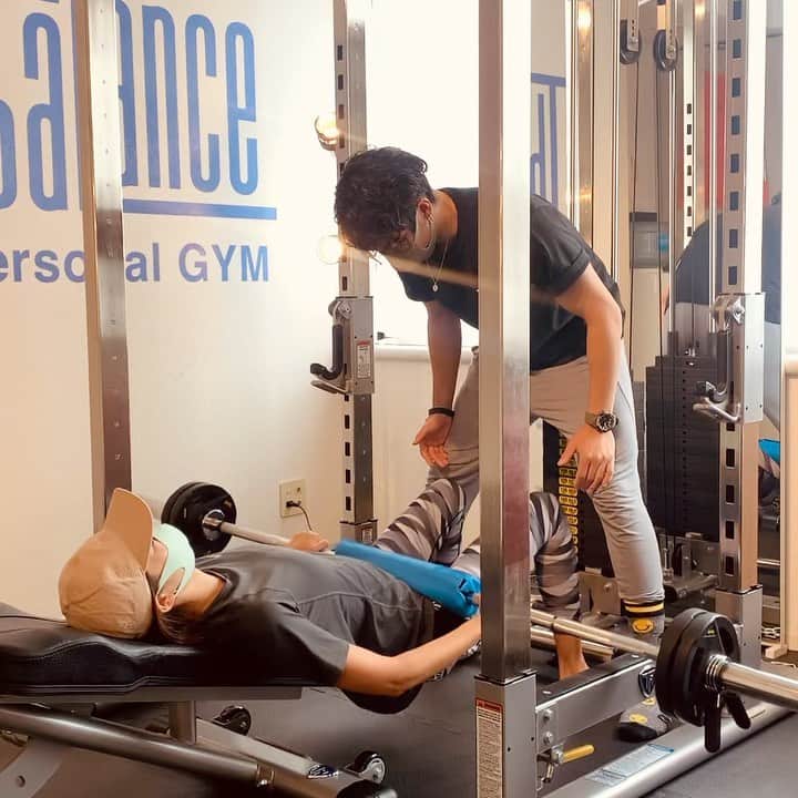 のインスタグラム：「🍑 .  SUP帰りにジム行ったら 耐えれなくなるのが早すぎて笑いが込み上げてきた🤣 途中肩震えてるから動画見てたらわかるよ😹  でも最初の頃より、筋肉痛になることが減ってきた✨ 体重変わらないし体脂肪は思ってるより多いけど…笑  ラム肉食べたーーーい🐏‼️  別動画もあるんだけどやたら重くて時間かかるから、それはまた今度🙈  .  #tbalance#ティーバランス#ティーバランス渋谷桜丘店#プライベートジム#パーソナルトレーニング#健康美#ボディメイク#トレーニング#美脚#美尻#美ボディ#トレーニング女子#ジム#フィットネス#フィットネスウェア#フィットネス女子#高身長女子#プロテイン#bcaa」