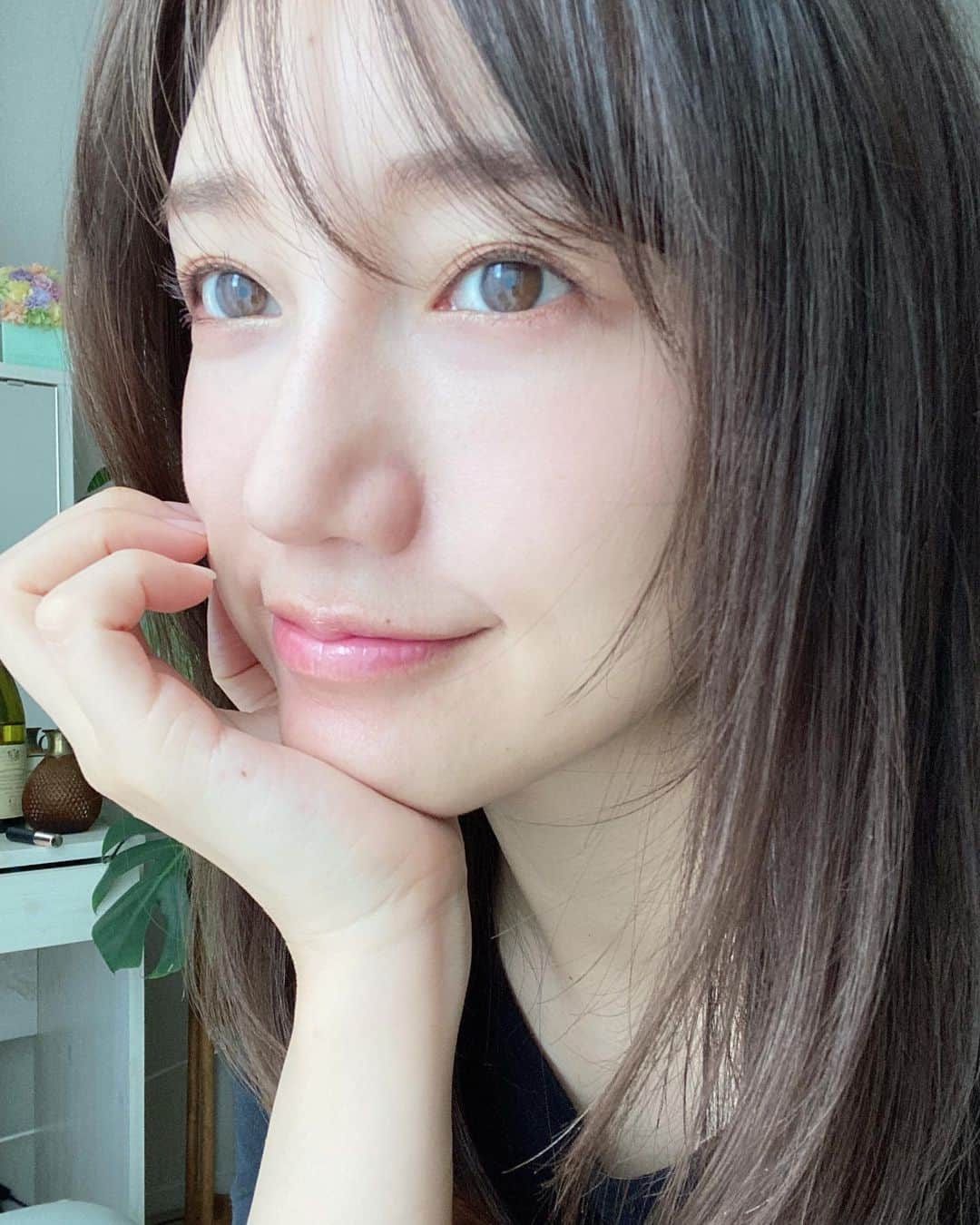 のインスタグラム：「目が軽い⤴︎⤴︎ (急に近くてすみません🙏  自まつ毛で過ごして1週間👀 とっても目が楽。 眼球疲労も目のクマもマシになった気がする! 皆が去年のstayhomeにエクステ外してまつ育してた時期 私は逃してしまい、ずっとマツエク生活で それはそれでメイクの時短で助かっていたんですがメンテナンスが大変で🥲 マスク生活になってからファンデーションも付けなくなったし 本当色んな物が省かれていく。。。  絶対なくては無理！！って思ってた物ほど手放すと案外いけるもので 新たな自分が見つかるチャンスもあったり笑  そうやって自分断捨離を色々してるんですが 無駄を省くほど心が貧しくなっていく気がするのでほどほどに。。 楽しみは無駄の中にこそある❣️👗💄🍶  話したら1分もかからない話を活字が苦手なので数十分かかってる今も、  ゴルフ独学でやって数年染みついた癖が取れなくて もう一回初心に戻りフォームを変えてる事も、、、  過程が全部楽しいので、あまり要領ばかり考えてめんどくさがっていたら自分を失っていくだけだなと思った本日でした🪞  #まつ毛カール の話 #目が軽い」