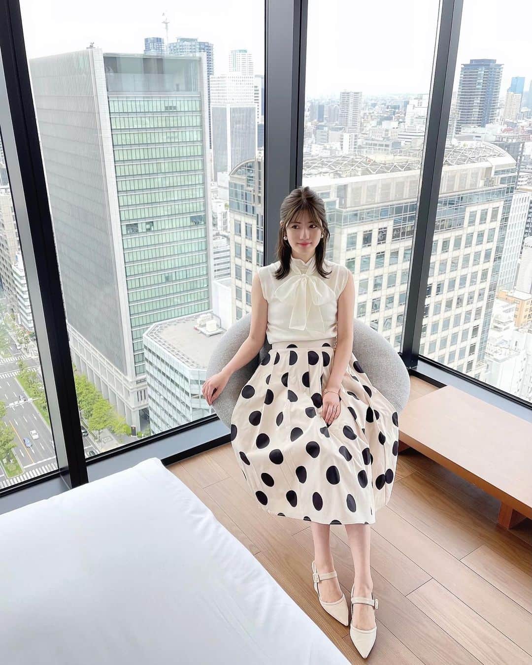 鈴木茉由のインスタグラム：「🤍🖤🤍🖤 どこみても可愛いホテル🌈 柄物が着たい気分だったので @tocco_closet のドットスカート🤍  ハリ感があってシルエットがきれい☺️ . #wosaka #toccocloset #tocco #トッコクローゼット #トッコ #snidel #スナイデル #ボウタイ #ドットスカート #コーデ #モノトーンコーデ #mayu__fashion」