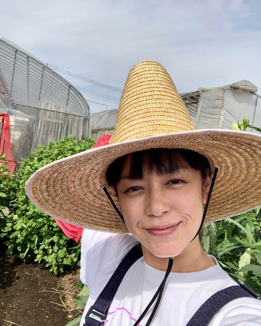 加藤紀子のインスタグラム：「ひらちゃんに譲ってもらった、作業はかどる帽！！ おかげで今日の畑も楽しかったー！！ （冬野菜やら、御節に入れたい金時人参やら、しっかと蒔きました🥰）  #筋まき  #カトノリ農園 #畑からこんにちは」