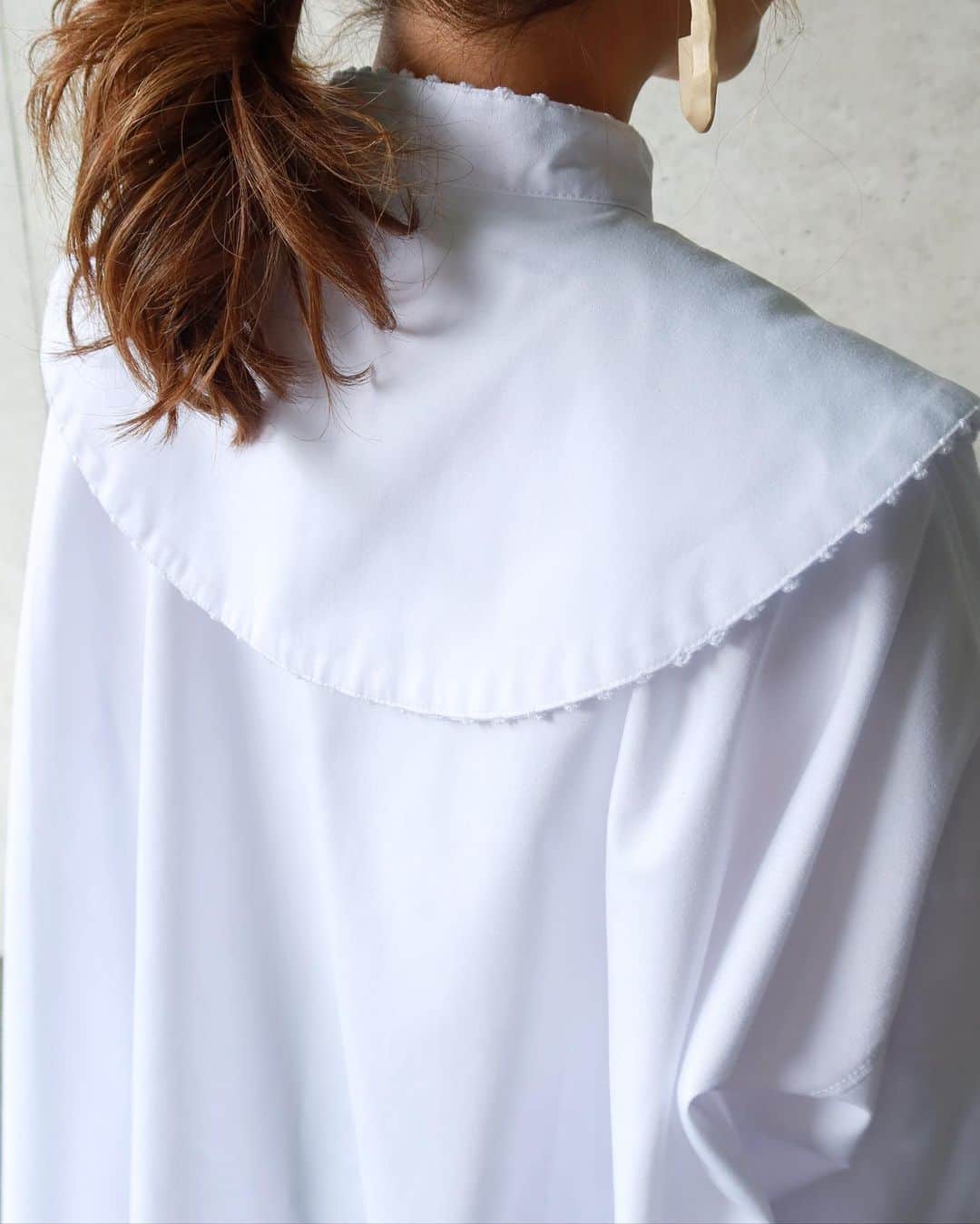 Mai Wakimizuさんのインスタグラム写真 - (Mai WakimizuInstagram)「ピコカラーブラウスのwhite.パリッとした真っ白のシャツって自然と背筋が伸びる♡カジュアルにデイリー使いがしやすいオーバーシルエット。今までオーバーシャツにはタイトなボトムを合わせてたけど、今は全体的にゆるっとしたこんなスタイリングが好き♡チェックのハイウエストテーパードパンツは、以前ご紹介したパープルのカラー違い。チェックのおかげで一気に秋モードのエンジンかかりました！履いてることを忘れてしまうほどの最高な履き心地♡ #wakkinstyle#ootd#coordinate tops&pants:#linkable @linkable_official(伊勢丹先行発売予定) ------------------------------ 【popup shopのご案内】 日時:2021年9月22日(水)〜28日(火) (24日(金)はイベント開催につき終日休業) 場所:伊勢丹新宿店 本館1階 婦人雑貨／イセタンリーフ  ------------------------------」9月13日 19時35分 - wakkin__m