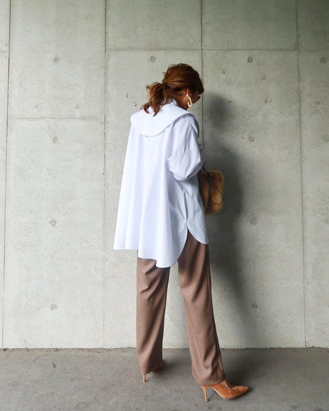 Mai Wakimizuさんのインスタグラム写真 - (Mai WakimizuInstagram)「ピコカラーブラウスのwhite.パリッとした真っ白のシャツって自然と背筋が伸びる♡カジュアルにデイリー使いがしやすいオーバーシルエット。今までオーバーシャツにはタイトなボトムを合わせてたけど、今は全体的にゆるっとしたこんなスタイリングが好き♡チェックのハイウエストテーパードパンツは、以前ご紹介したパープルのカラー違い。チェックのおかげで一気に秋モードのエンジンかかりました！履いてることを忘れてしまうほどの最高な履き心地♡ #wakkinstyle#ootd#coordinate tops&pants:#linkable @linkable_official(伊勢丹先行発売予定) ------------------------------ 【popup shopのご案内】 日時:2021年9月22日(水)〜28日(火) (24日(金)はイベント開催につき終日休業) 場所:伊勢丹新宿店 本館1階 婦人雑貨／イセタンリーフ  ------------------------------」9月13日 19時35分 - wakkin__m