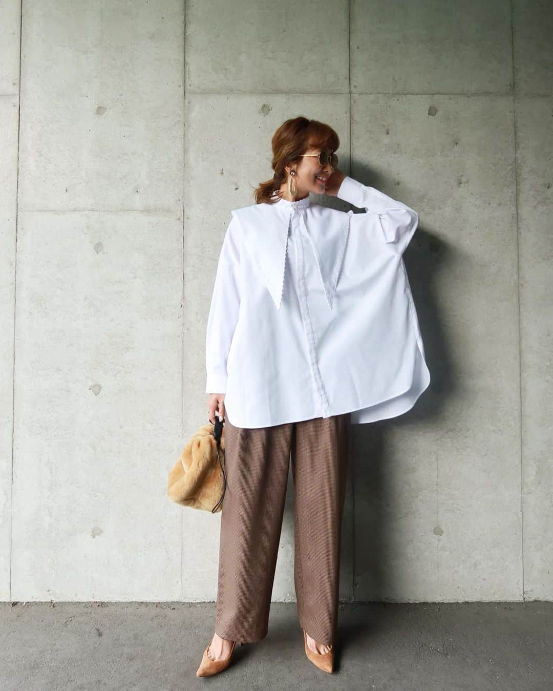 Mai Wakimizuのインスタグラム：「ピコカラーブラウスのwhite.パリッとした真っ白のシャツって自然と背筋が伸びる♡カジュアルにデイリー使いがしやすいオーバーシルエット。今までオーバーシャツにはタイトなボトムを合わせてたけど、今は全体的にゆるっとしたこんなスタイリングが好き♡チェックのハイウエストテーパードパンツは、以前ご紹介したパープルのカラー違い。チェックのおかげで一気に秋モードのエンジンかかりました！履いてることを忘れてしまうほどの最高な履き心地♡ #wakkinstyle#ootd#coordinate tops&pants:#linkable @linkable_official(伊勢丹先行発売予定) ------------------------------ 【popup shopのご案内】 日時:2021年9月22日(水)〜28日(火) (24日(金)はイベント開催につき終日休業) 場所:伊勢丹新宿店 本館1階 婦人雑貨／イセタンリーフ  ------------------------------」