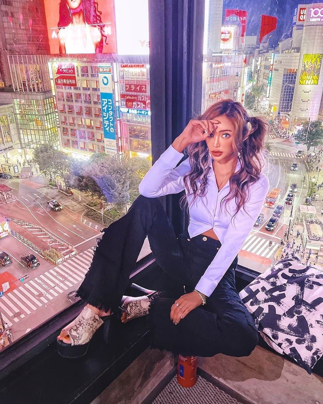 藤木そらさんのインスタグラム写真 - (藤木そらInstagram)「. .Speaking of Shibuya, it's here! The photo 🤣💕 It's just like a Shibuya gal ♥ ️ ♥ ️ . .Japan Bba fashion🤣✨💕jk風なファッションになりました🤗🌟 . . .秋はJK風なコーデでいこうっと- ̗̀ ‪☺︎☺︎☺︎ ̖́-💕✨ . . .シャツ @hm .パンツ @xxnx1022 . .このインスタ映えのスポットは @shibuya__class だよ♥️♥️また韓国グルメ食べにいこっと😍❣️ . . . . . . . . . . .#渋谷ランチ  #渋谷グルメ  #渋谷スクランブルスクエア  #スクランブル交差点  #shibuya  #109  #Rady  #jk風 #ツインテールアレンジ  #韓国グルメ  #カフェ好きな人と繋がりたい  #koreanfashion  #fashionphotography」9月13日 19時35分 - sorafujiki