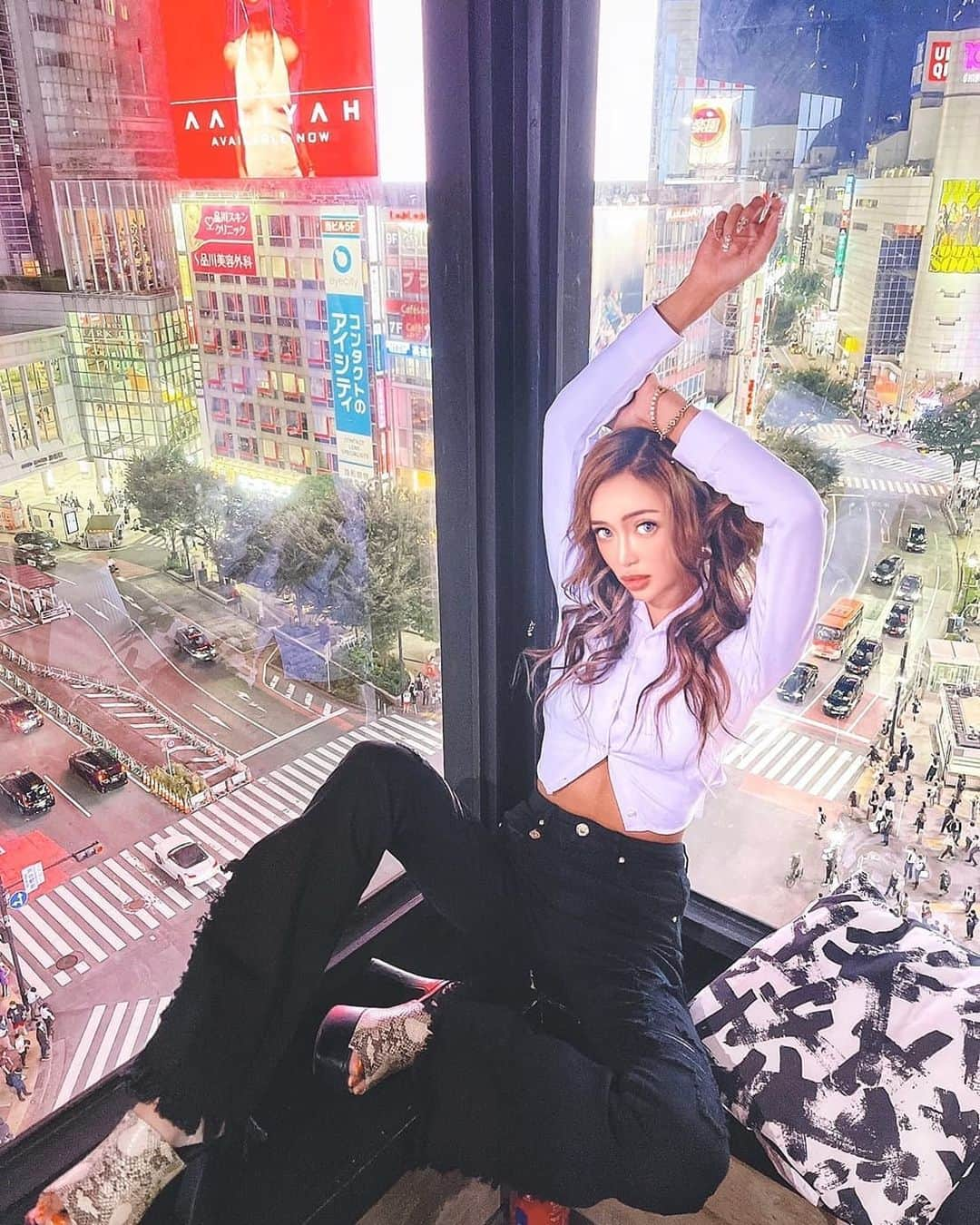 藤木そらさんのインスタグラム写真 - (藤木そらInstagram)「. .Speaking of Shibuya, it's here! The photo 🤣💕 It's just like a Shibuya gal ♥ ️ ♥ ️ . .Japan Bba fashion🤣✨💕jk風なファッションになりました🤗🌟 . . .秋はJK風なコーデでいこうっと- ̗̀ ‪☺︎☺︎☺︎ ̖́-💕✨ . . .シャツ @hm .パンツ @xxnx1022 . .このインスタ映えのスポットは @shibuya__class だよ♥️♥️また韓国グルメ食べにいこっと😍❣️ . . . . . . . . . . .#渋谷ランチ  #渋谷グルメ  #渋谷スクランブルスクエア  #スクランブル交差点  #shibuya  #109  #Rady  #jk風 #ツインテールアレンジ  #韓国グルメ  #カフェ好きな人と繋がりたい  #koreanfashion  #fashionphotography」9月13日 19時35分 - sorafujiki