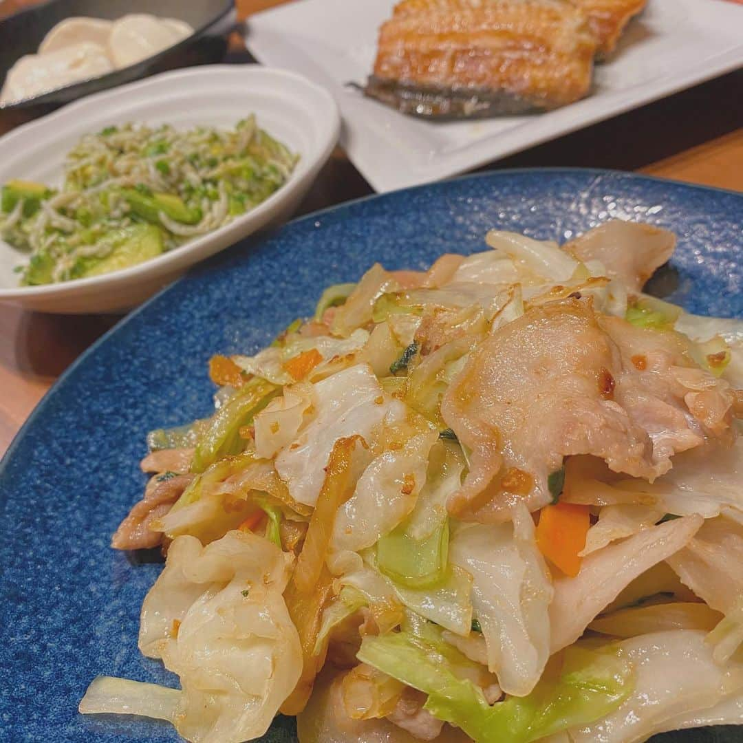 岡部玲子さんのインスタグラム写真 - (岡部玲子Instagram)「今日の低糖質晩御飯🍴  ⭐︎豚バラ肉野菜炒め ⭐︎とろほっけの干物 ⭐︎アボカドとしらすと小ねぎのわさび醤油和え ⭐︎冷奴(たぬき奴にしたい方はご自由に)  でした☺️  家族が買ってきていた野菜ミックスが 今日までだったので 余っていた豚バラ肉と炒めただけ〜っ😂 味付けも茅乃舎さんの野菜だしを入れて お醤油で味を整えただけという😂  何かあと一品作ろうとしていた気がするのに 全くもって思い出せないので もういいや〜っ😂  最近👦👧の生活リズムが崩れていて 夜までワーワー喧嘩😤 朝も起きるのが遅いせいか 👧夜ご飯直前に眠くなって大慌て😱な日が多い😢  今日は早く寝てくださいよーっ😭  #岡部玲子 #タレント　#レポーター　#糖質offアドバイザー #ジュニアアスリートフードマイスター #ヘルシーご飯　#低糖質満腹ご飯　#節約ご飯　#lowcarb #healthy #dinner」9月13日 19時50分 - reiko_okabe