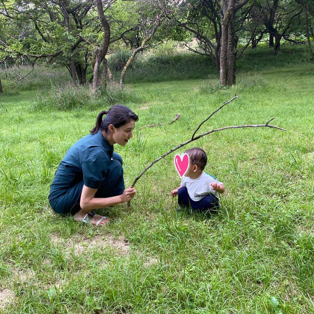 橋本マナミさんのインスタグラム写真 - (橋本マナミInstagram)「家族で山の中に遊びに行ってきました🗻虫の声、風の音、森林の香り、色々感じられる大自然🥰 息子もいろんな刺激を受けて一つ大きくなりました。それは嬉しいんだけど、さらに意志の強いイヤイヤ期突入😂 本当に世のお父様お母様を尊敬します🙇‍♀️ #伊勢海老　🦞　#1歳2ヶ月」9月13日 20時02分 - manami84808