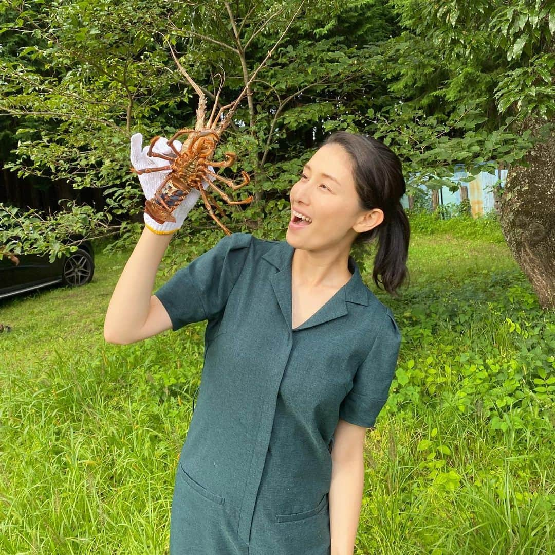 橋本マナミさんのインスタグラム写真 - (橋本マナミInstagram)「家族で山の中に遊びに行ってきました🗻虫の声、風の音、森林の香り、色々感じられる大自然🥰 息子もいろんな刺激を受けて一つ大きくなりました。それは嬉しいんだけど、さらに意志の強いイヤイヤ期突入😂 本当に世のお父様お母様を尊敬します🙇‍♀️ #伊勢海老　🦞　#1歳2ヶ月」9月13日 20時02分 - manami84808