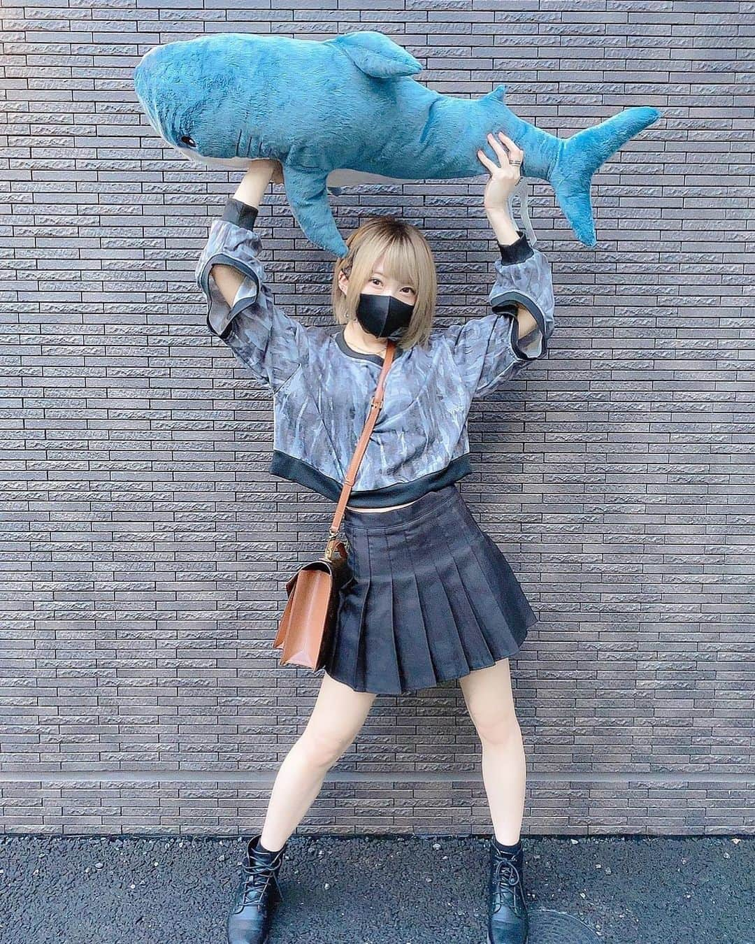 山吹りょうさんのインスタグラム写真 - (山吹りょうInstagram)「サメちゃん捕まえた🦈  #ファッション #fashion #패션 #时装 #ショート #ショートヘア #model #モデル #ギター #guitarist #ギタリスト #guitar #バンド #ガールズバンド #girlsband #japanesegirl #cosplay #グラビア #コスプレ #selfie #me #ootd #instagood #自撮り#いいねして#今日の一枚 #IKEA #サメ #ぬいぐるみ #鮫」9月13日 20時09分 - ry01204